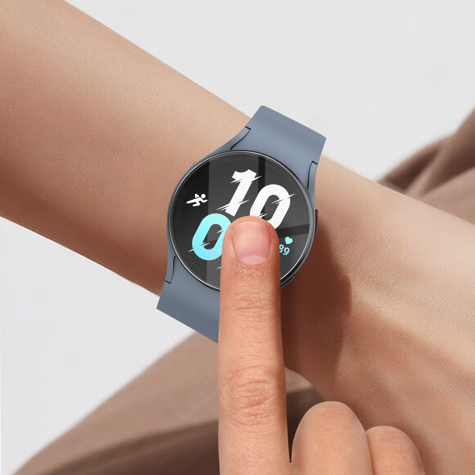 Un polso con uno smartwatch blu che mostra l'ora. Un dito tocca lo schermo.