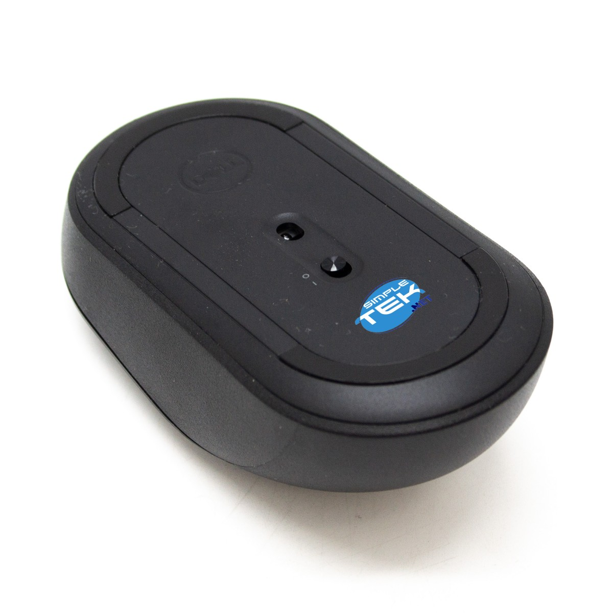 Czarna mysz Simple Tek na białym tle. Ma dwa przyciski i logo. Mysz ma owalny kształt.