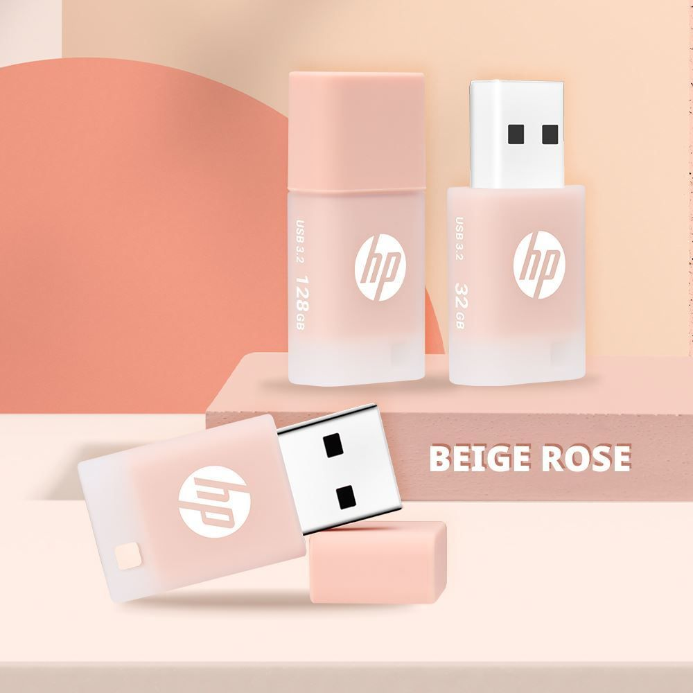 Unità USB HP Beige Rose. Due in piedi, uno aperto, un tappo. Sfondo rosa. Testo Beige Rose. USB 3.2 128GB e 32GB.