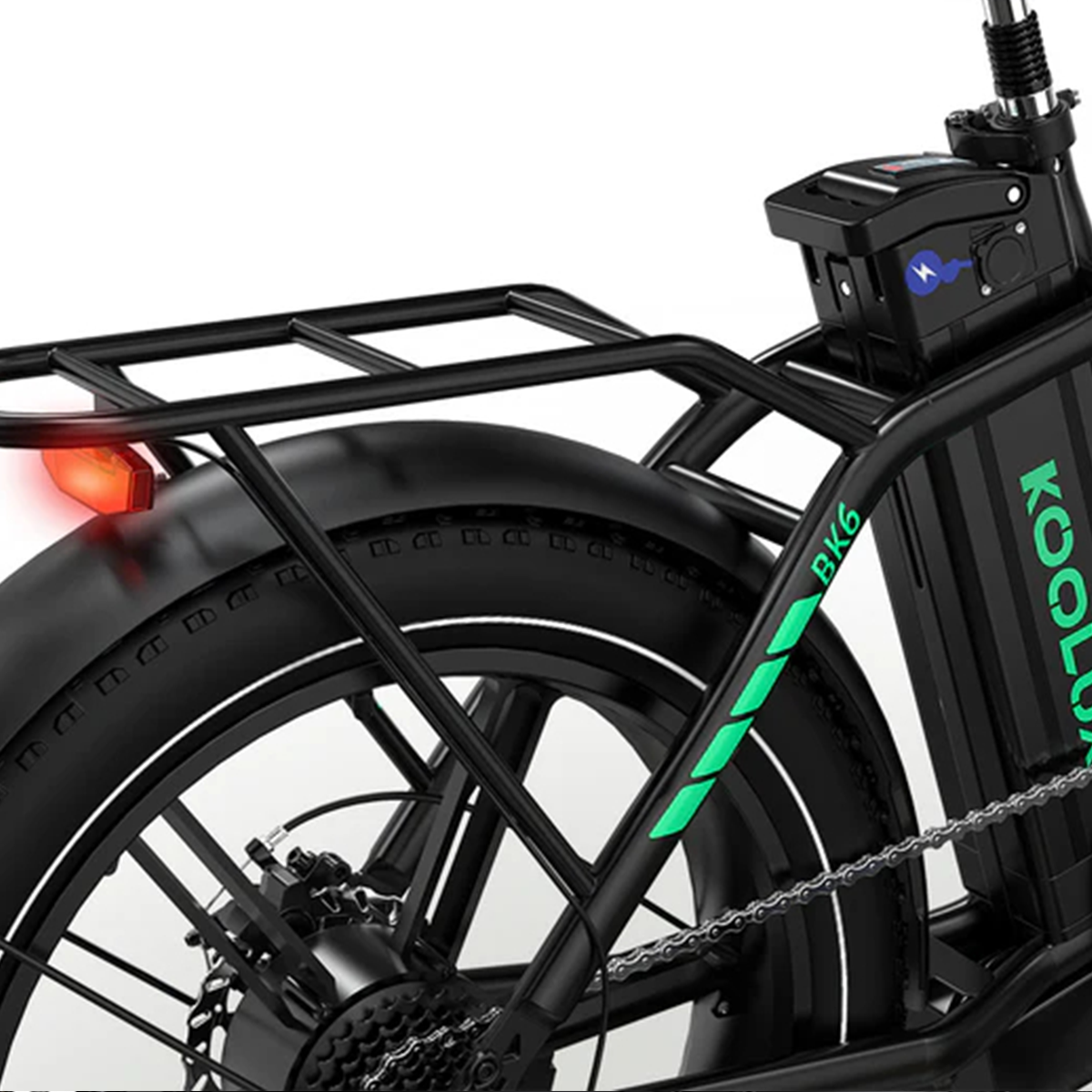 Szczegół czarnego roweru elektrycznego. Widoczne tylne koło, bagażnik, tylne światło, bateria i branding KOOLUX.