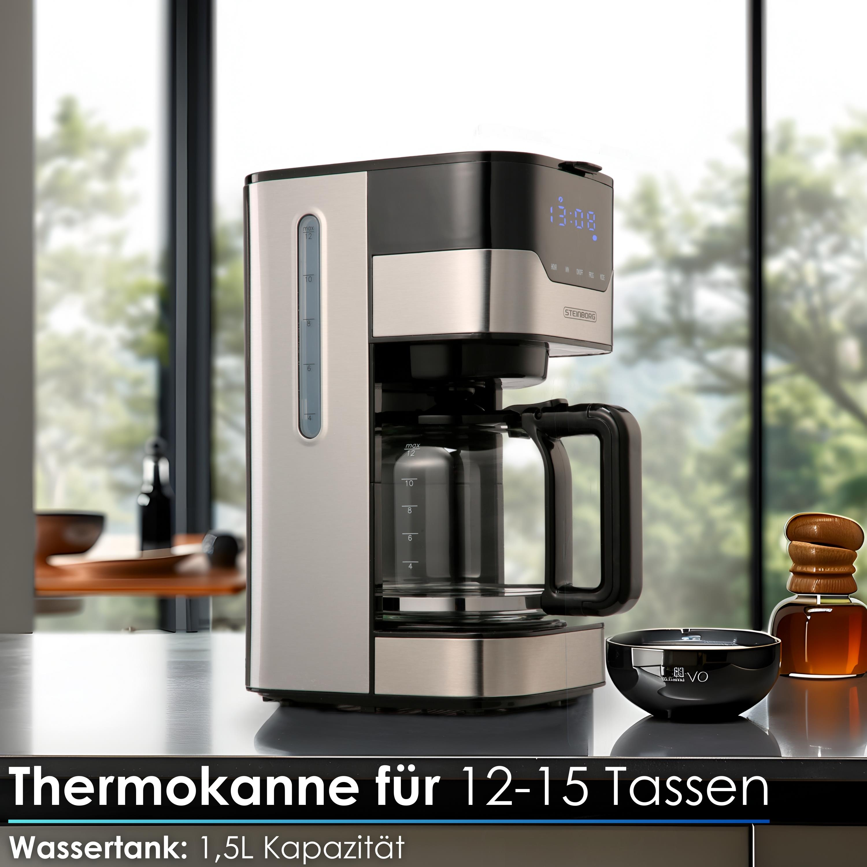 Kaffeemaschine mit Timer zeigt 13:08. Glaskanne und Messwassertank sind sichtbar. Kleine Schale und Glasgefäß daneben.