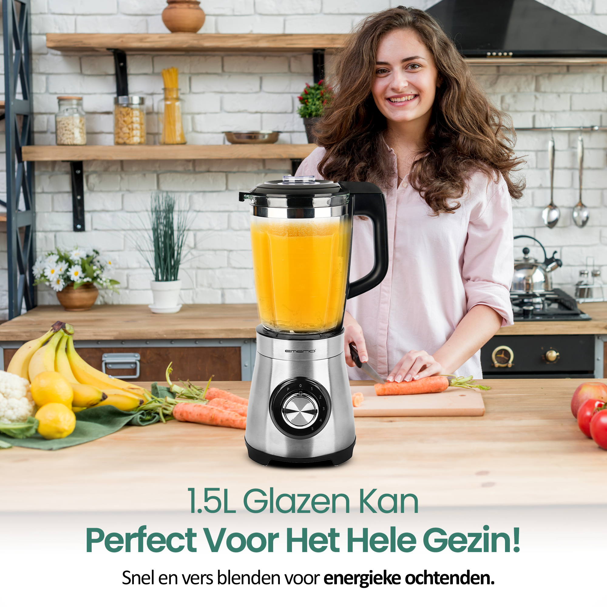 A woman smiles next to a blender with orange liquid. Carrots, fruits and vegetables are on the table. Text says 1.5L Glazen Kan.