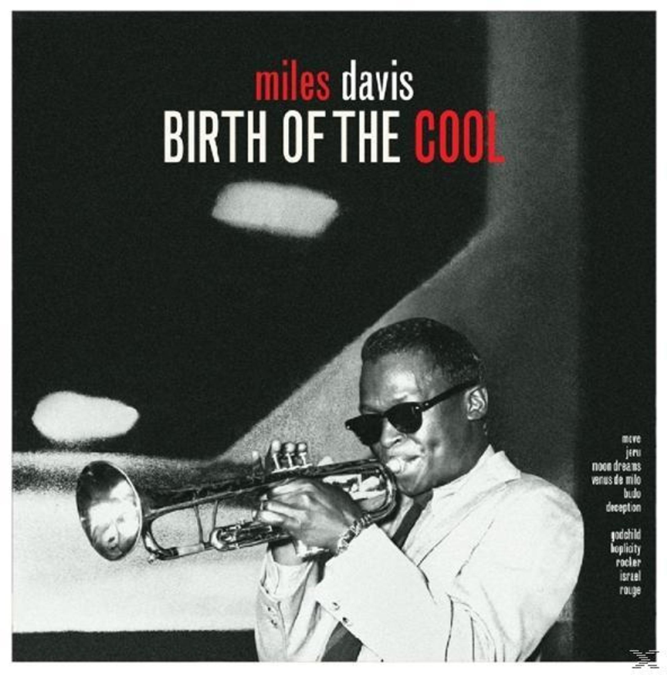 Schwarz-weißes Albumcover mit Miles Davis, der Trompete spielt. Der Titel "Birth of the Cool" ist oben zu sehen.