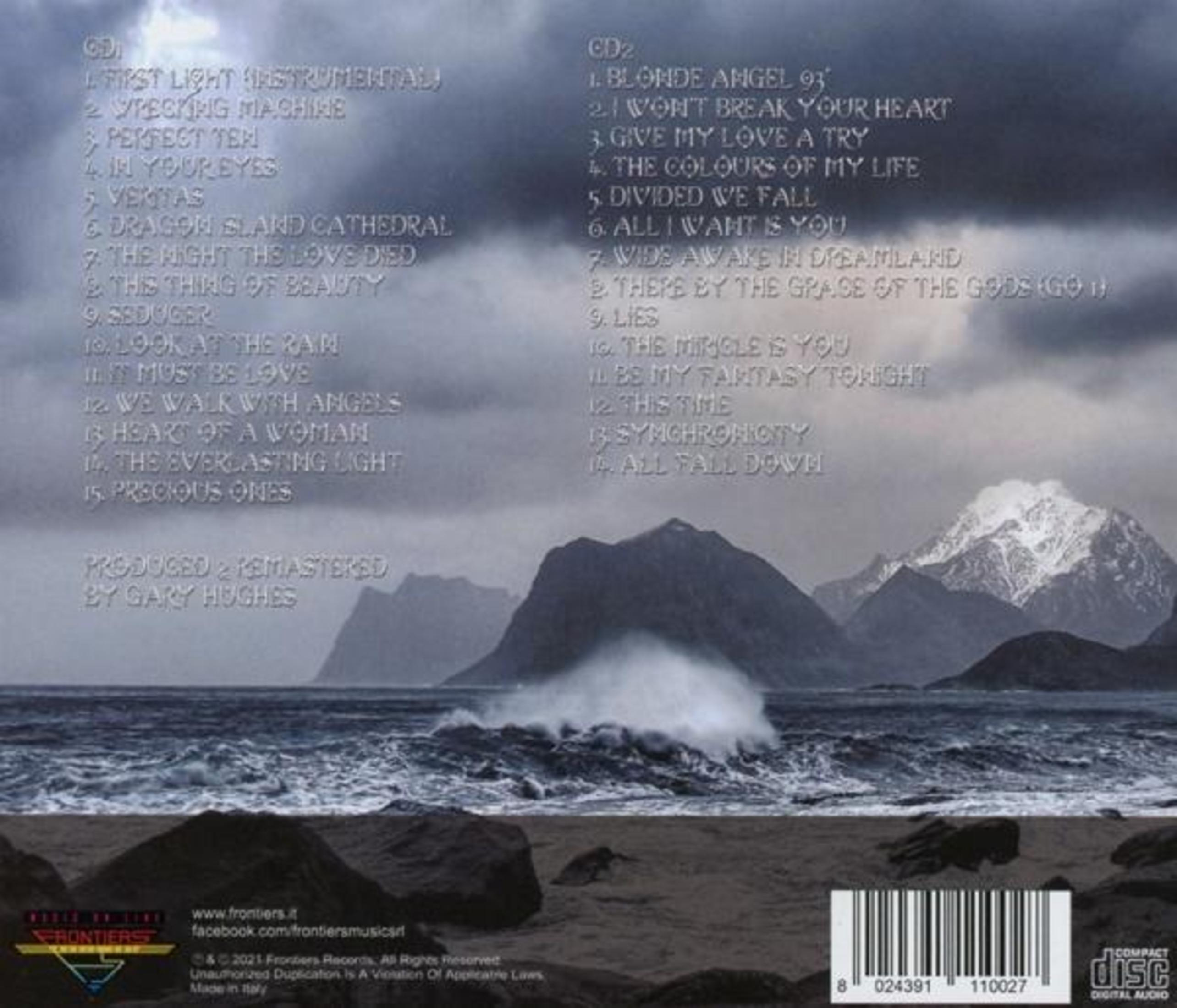 Albumcover: Meer, Berge, Titelliste und CD-Info. Grau- und Blautöne. Wellen schlagen an die Küste, Berge im Hintergrund.