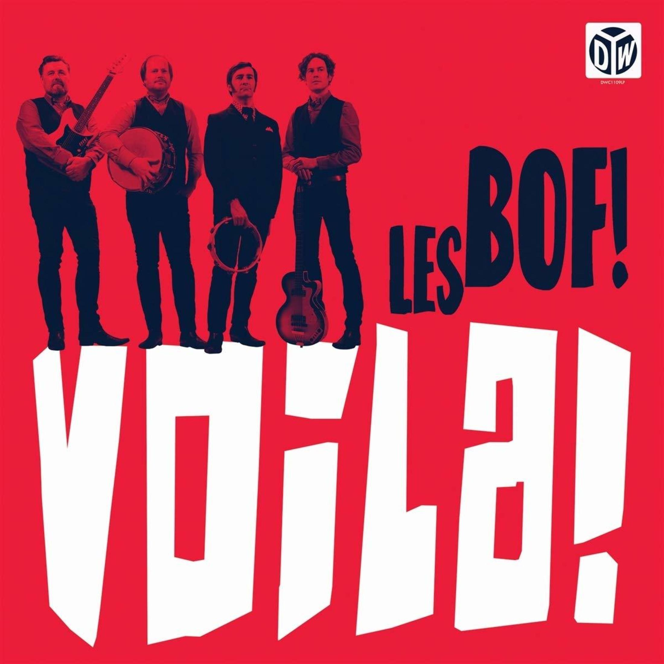 Band van vier mannen met instrumenten op rode achtergrond. Tekst: Les Bof! Voila! Logo rechtsboven.