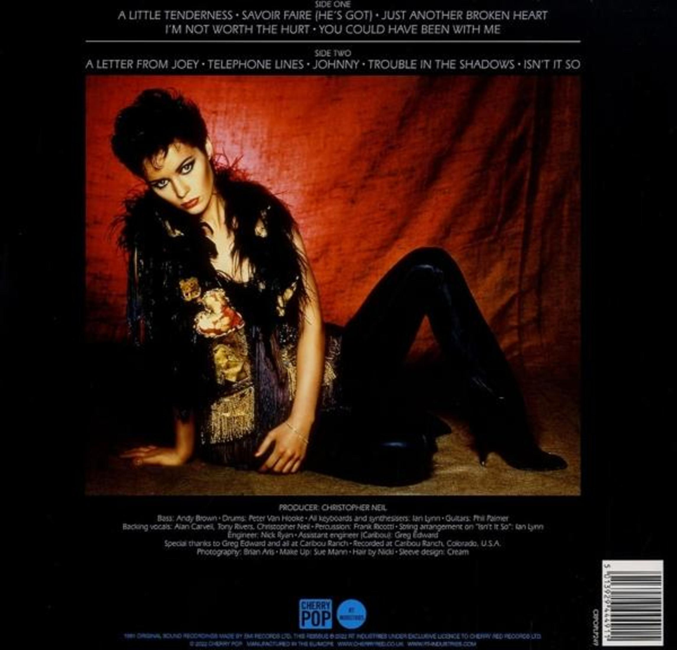 La copertina dell'album presenta una donna con top e pantaloni neri, seduta. Il testo include titoli di canzoni e crediti di produzione.