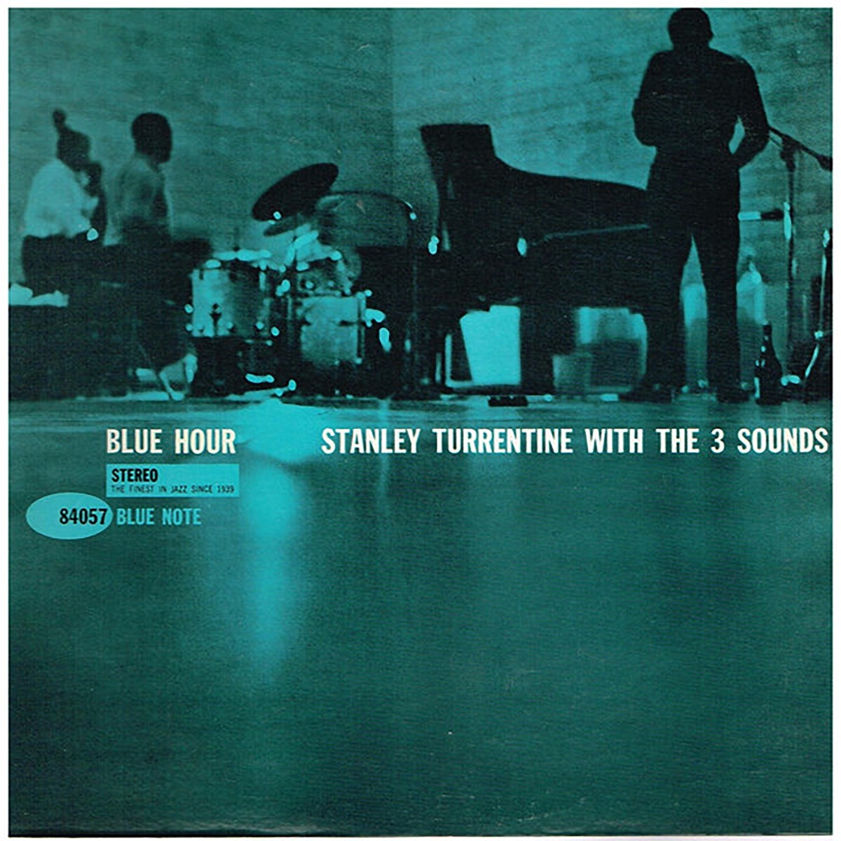 Copertina dell'album Blue Hour. Sagome di musicisti con pianoforte, batteria e un uomo in piedi. Schema di colori blu e verde.