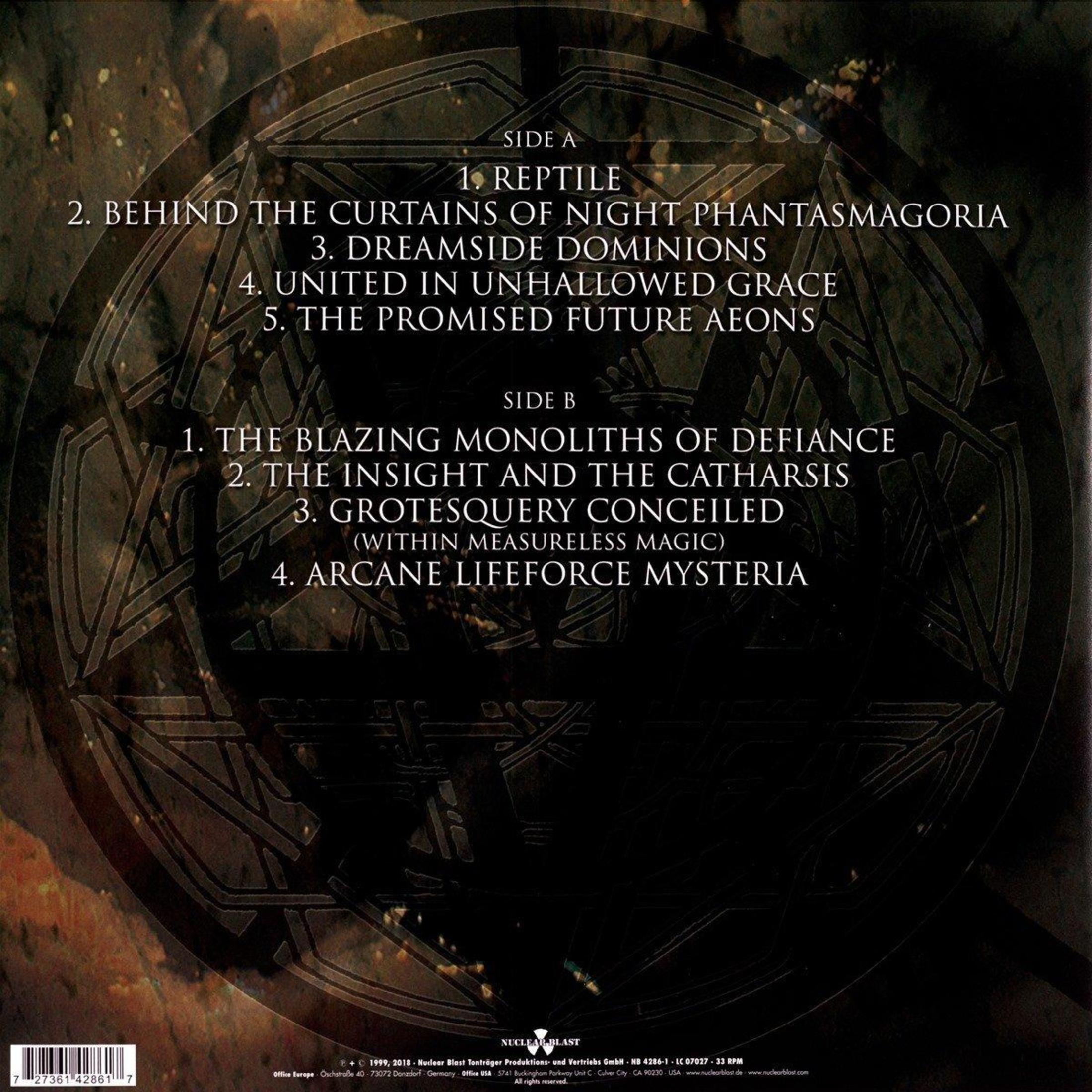 Albumcover mit Text, der Songs auflistet, metallischem Design und dunklem Hintergrund.