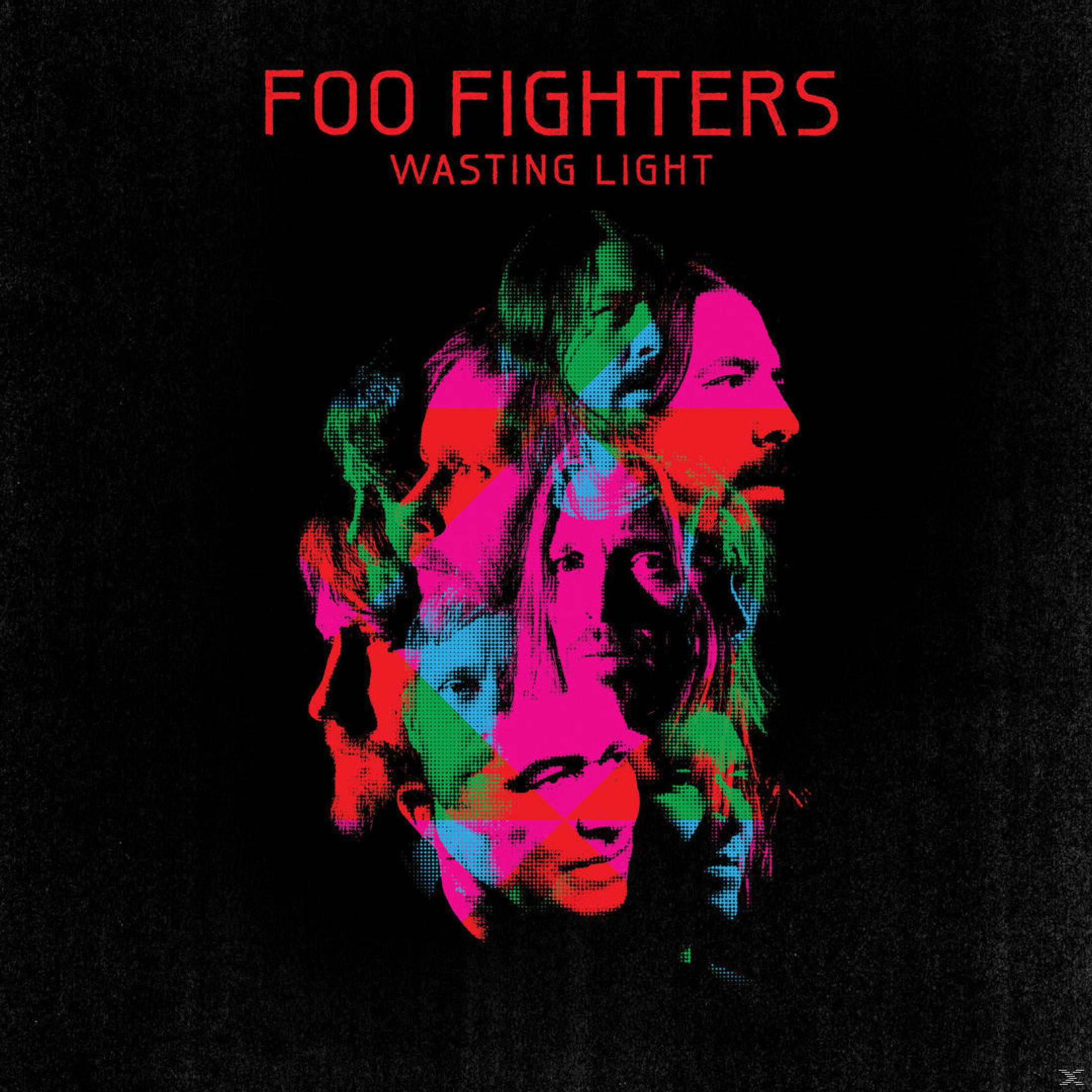 Copertina dell'album 'Wasting Light' dei Foo Fighters. Volti in stile pop art con rosso, verde, blu e rosa su sfondo nero.