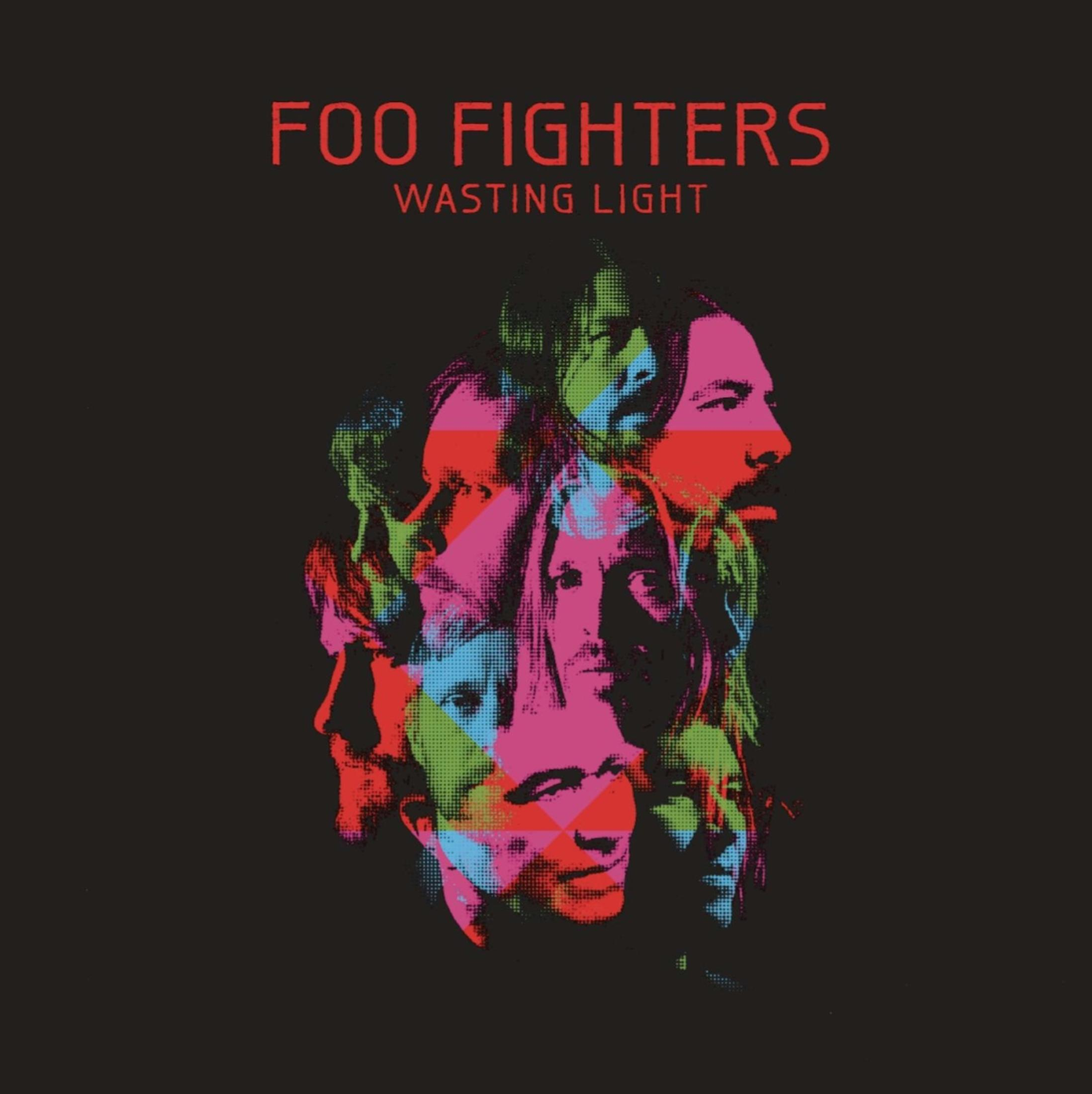 Copertina dell'album: 'Foo Fighters - Wasting Light'. Volti dei membri della band a colori su sfondo nero.