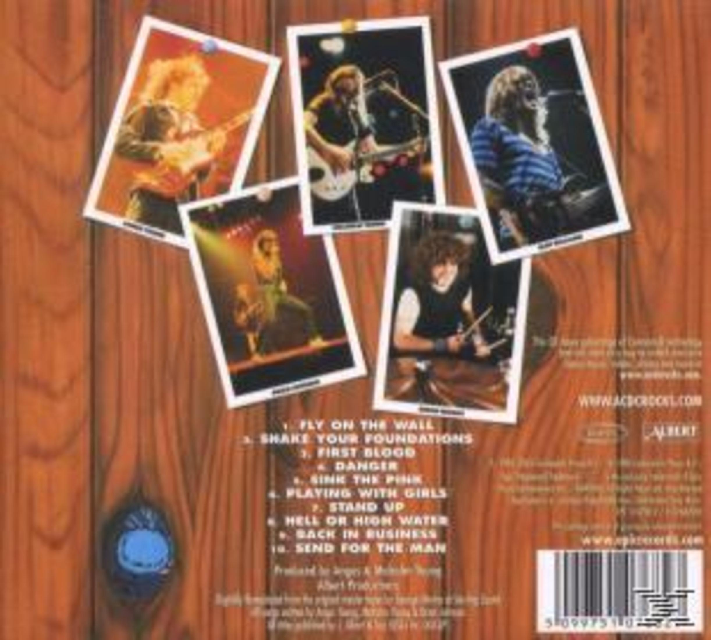 Copertina dell'album con foto della band, titoli delle canzoni e codice a barre su sfondo legno.