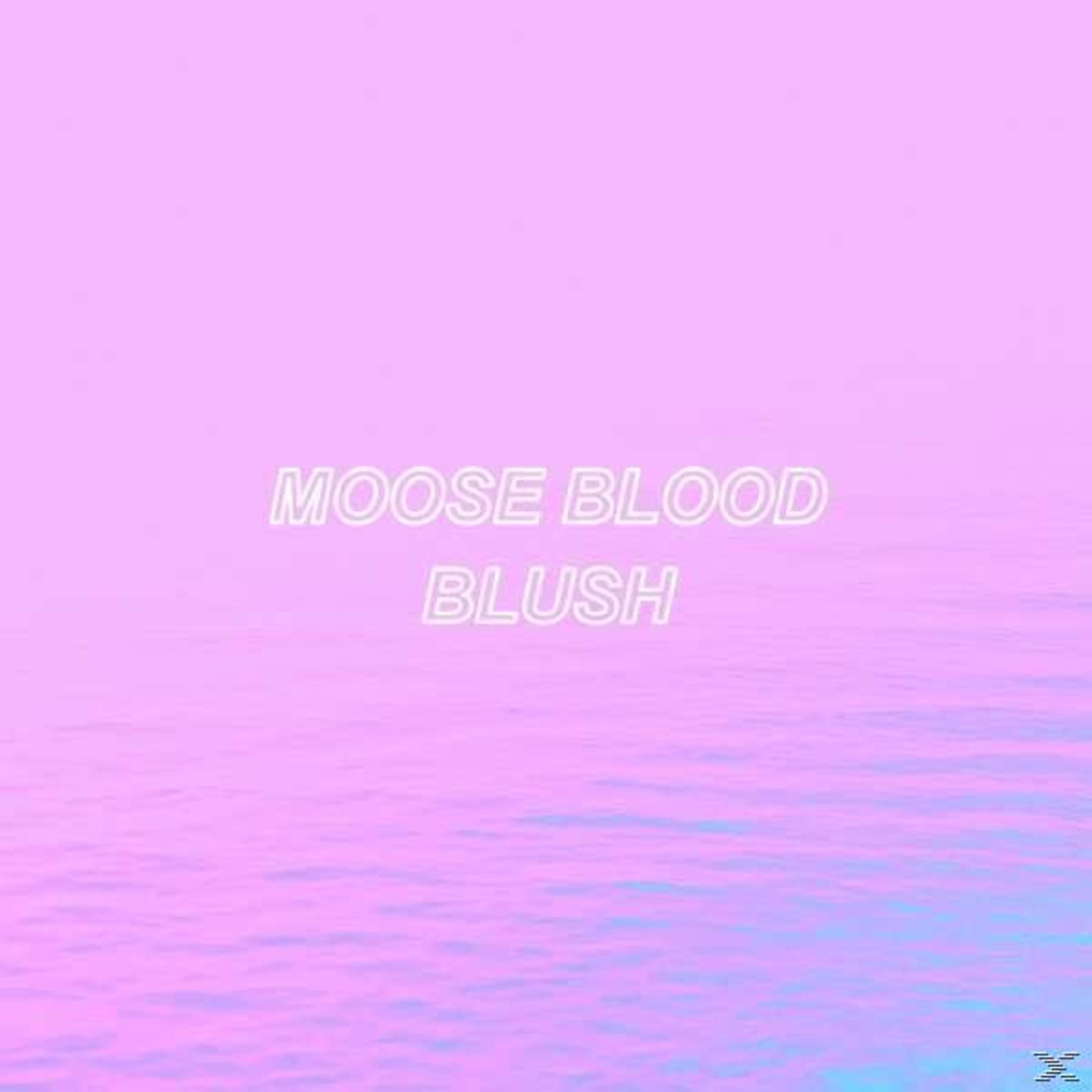 Roze en paars water met witte tekst "MOOSE BLOOD BLUSH".