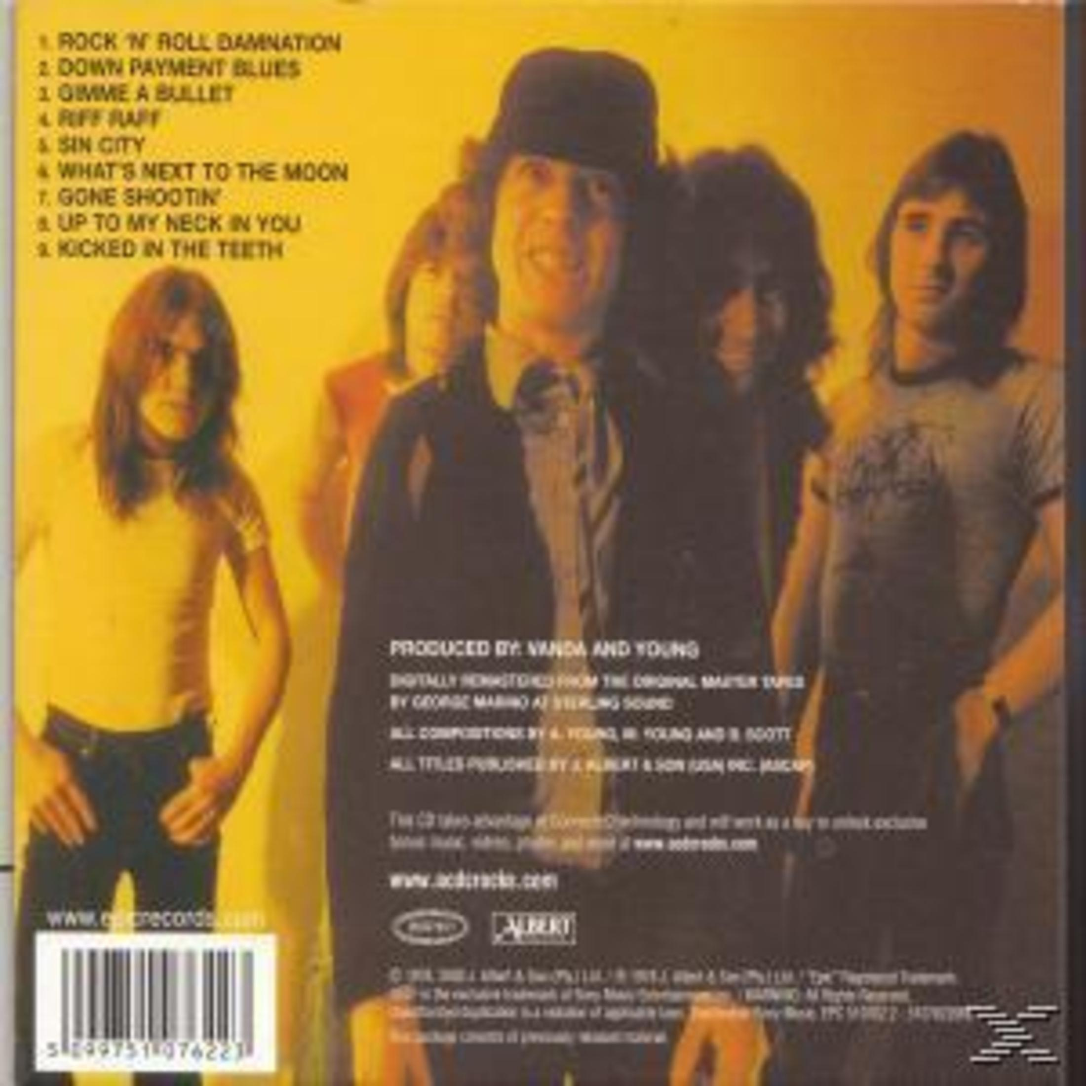 Copertina dell'album di una rock band. Membri della band al centro, scaletta a sinistra, dettagli della produzione a destra.