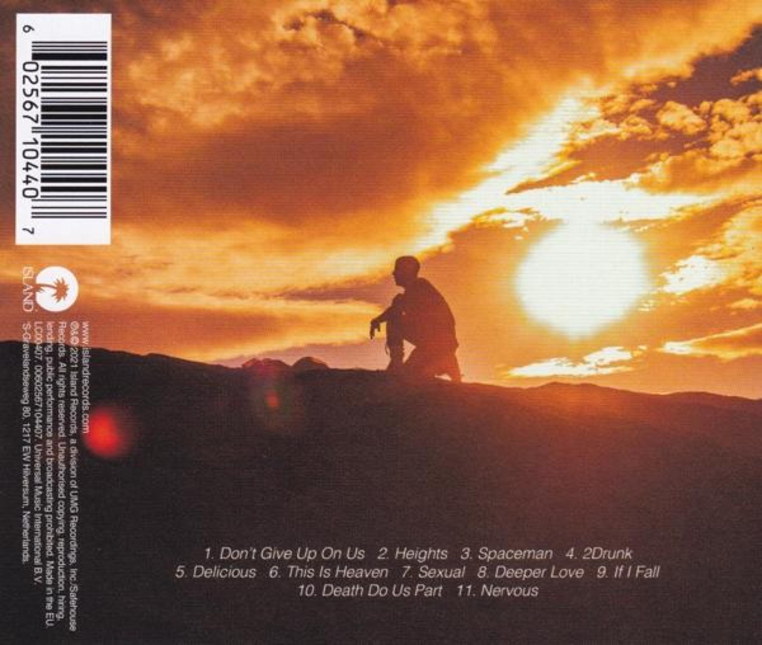 Silhouette di una persona in ginocchio su una cresta con sfondo di tramonto. Copertina dell'album con elenco tracce.