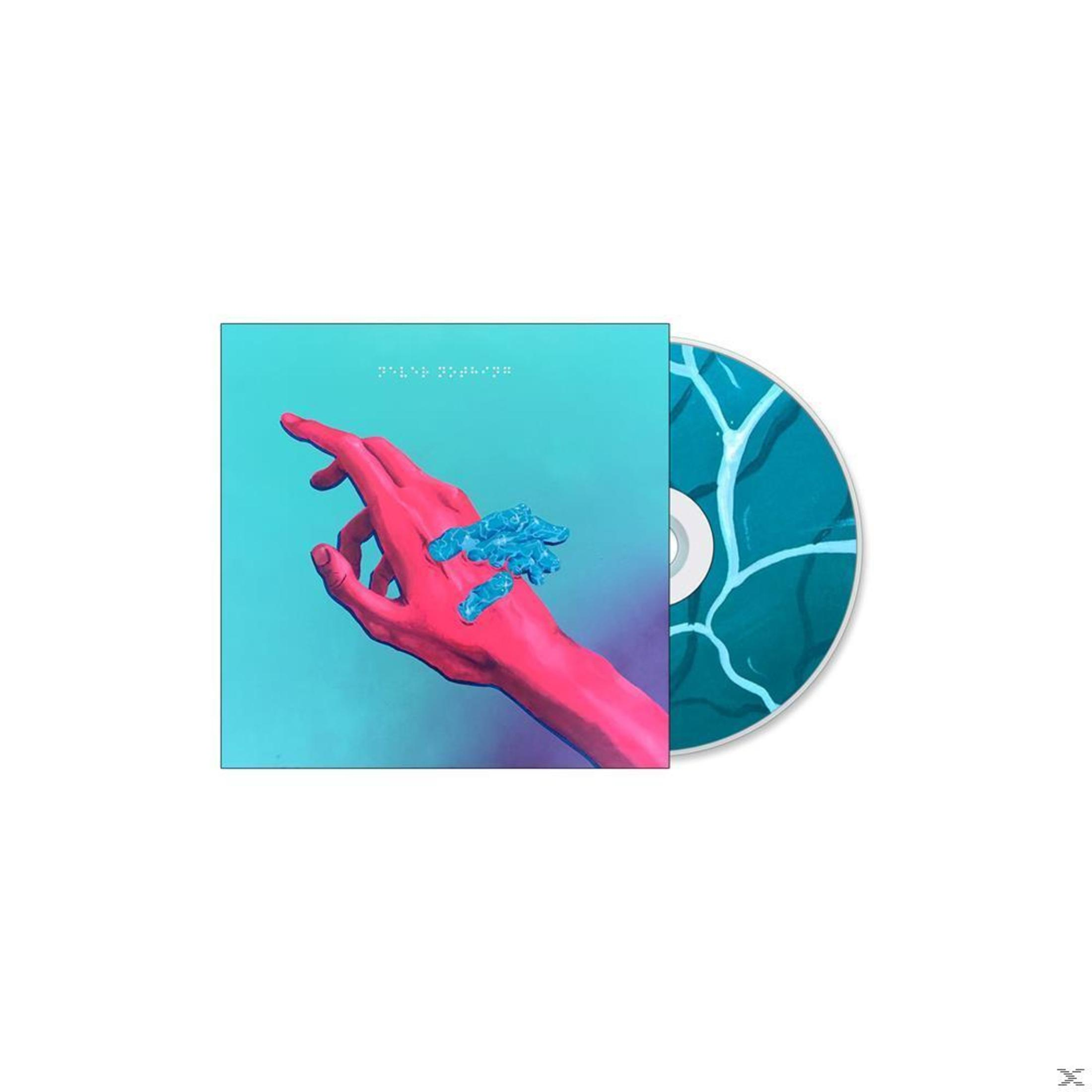 Een cd met een hoes, een hand die een blauwe abstracte vorm vasthoudt, de achtergrond is lichtblauw en de cd staat rechts.