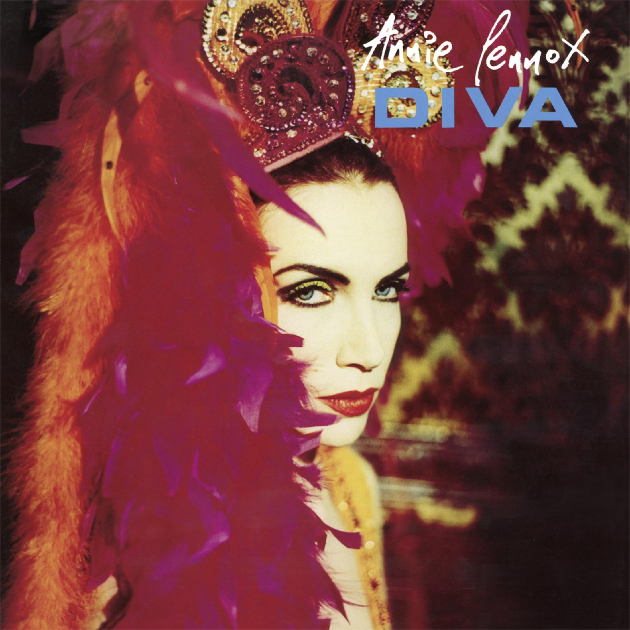 Copertina dell'album di Annie Lennox. Indossa un copricapo gioiello e rossetto rosso, circondata da piume. La parola DIVA è visibile.