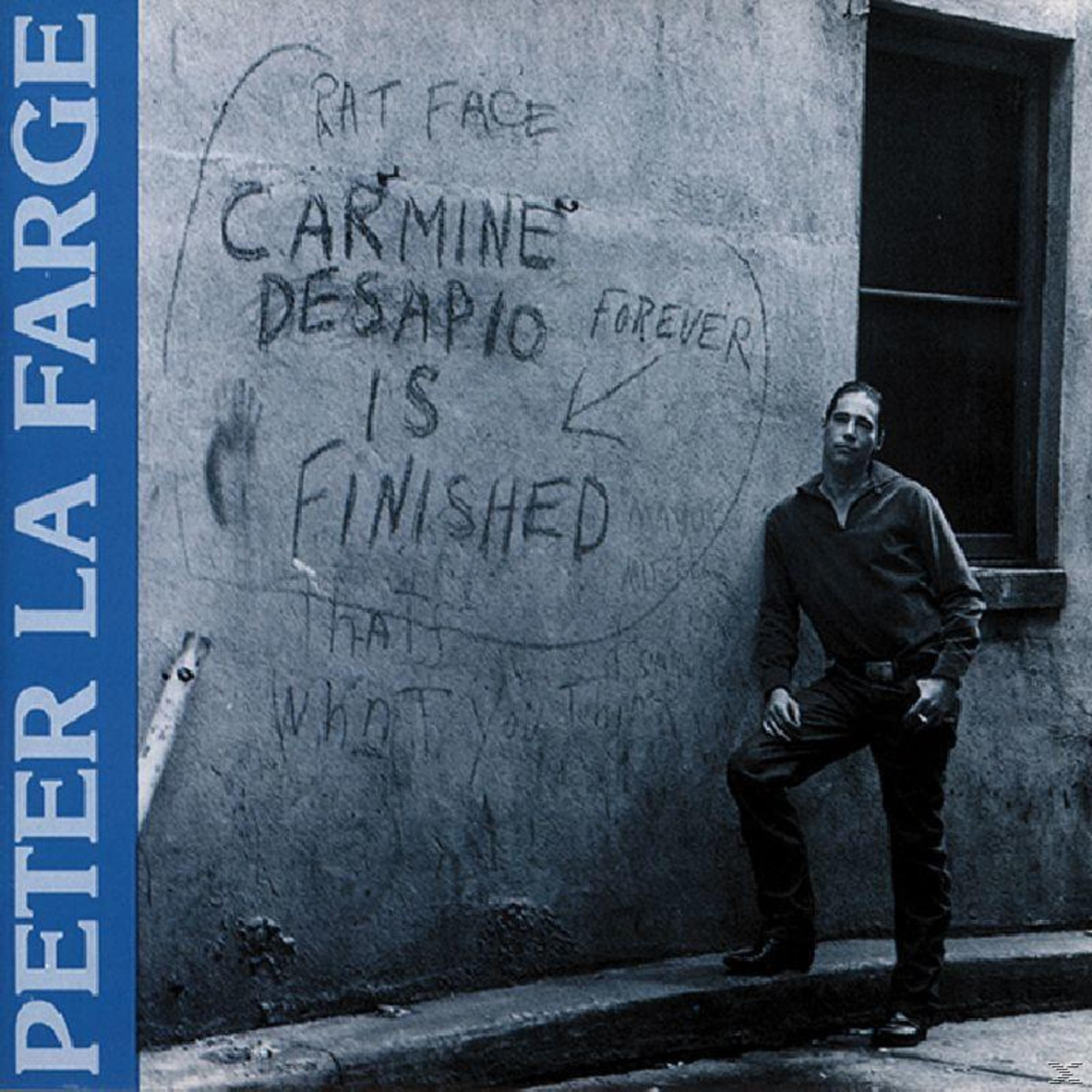 Ein Mann lehnt an einer Wand mit Graffiti. Auf der Wand steht 'Carmine Desapio is finished'. Rechts ist ein Fenster.