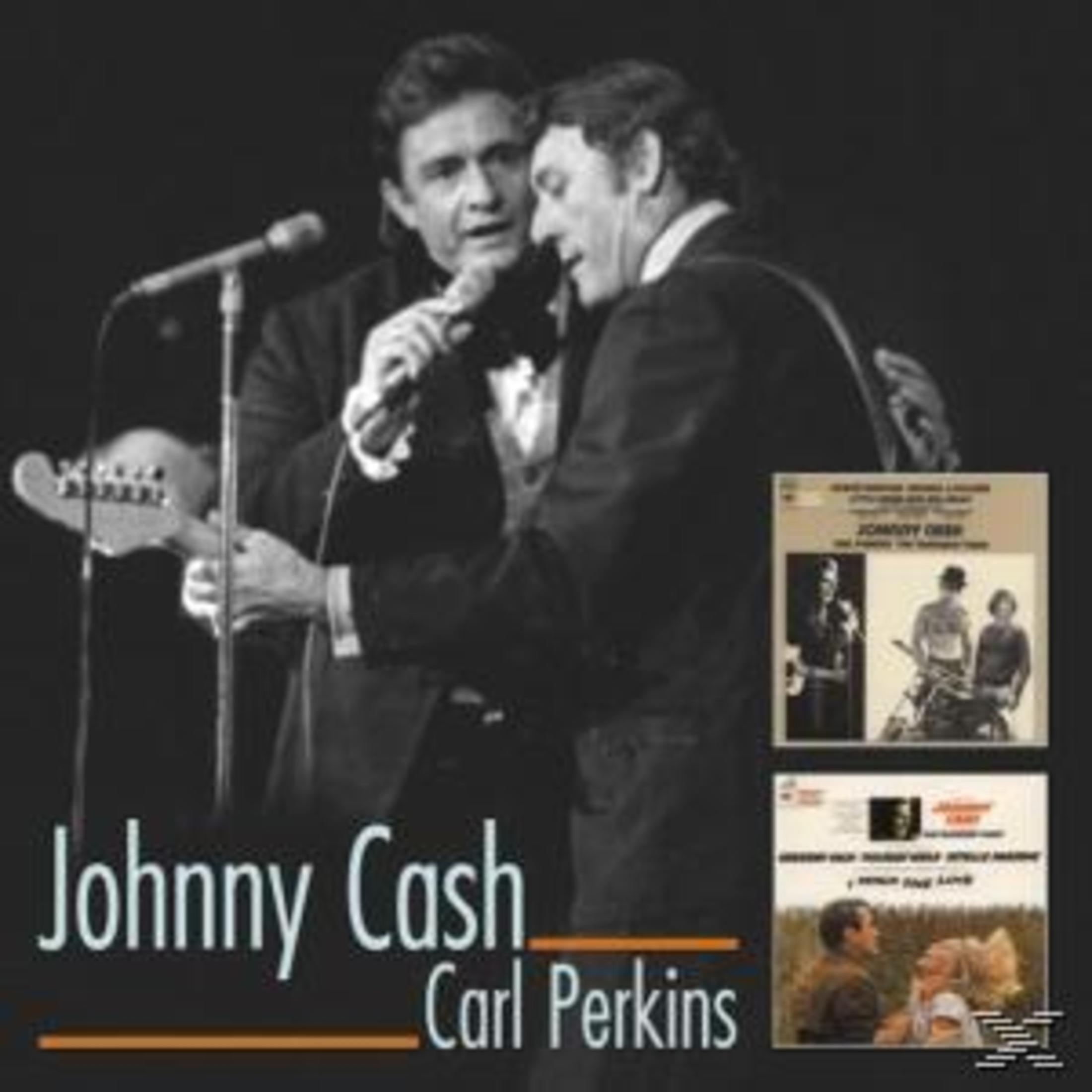 Johnny Cash und Carl Perkins bei einer Vorstellung. Cash hält eine Gitarre, Perkins ein Mikrofon. Albumcover im Hintergrund.