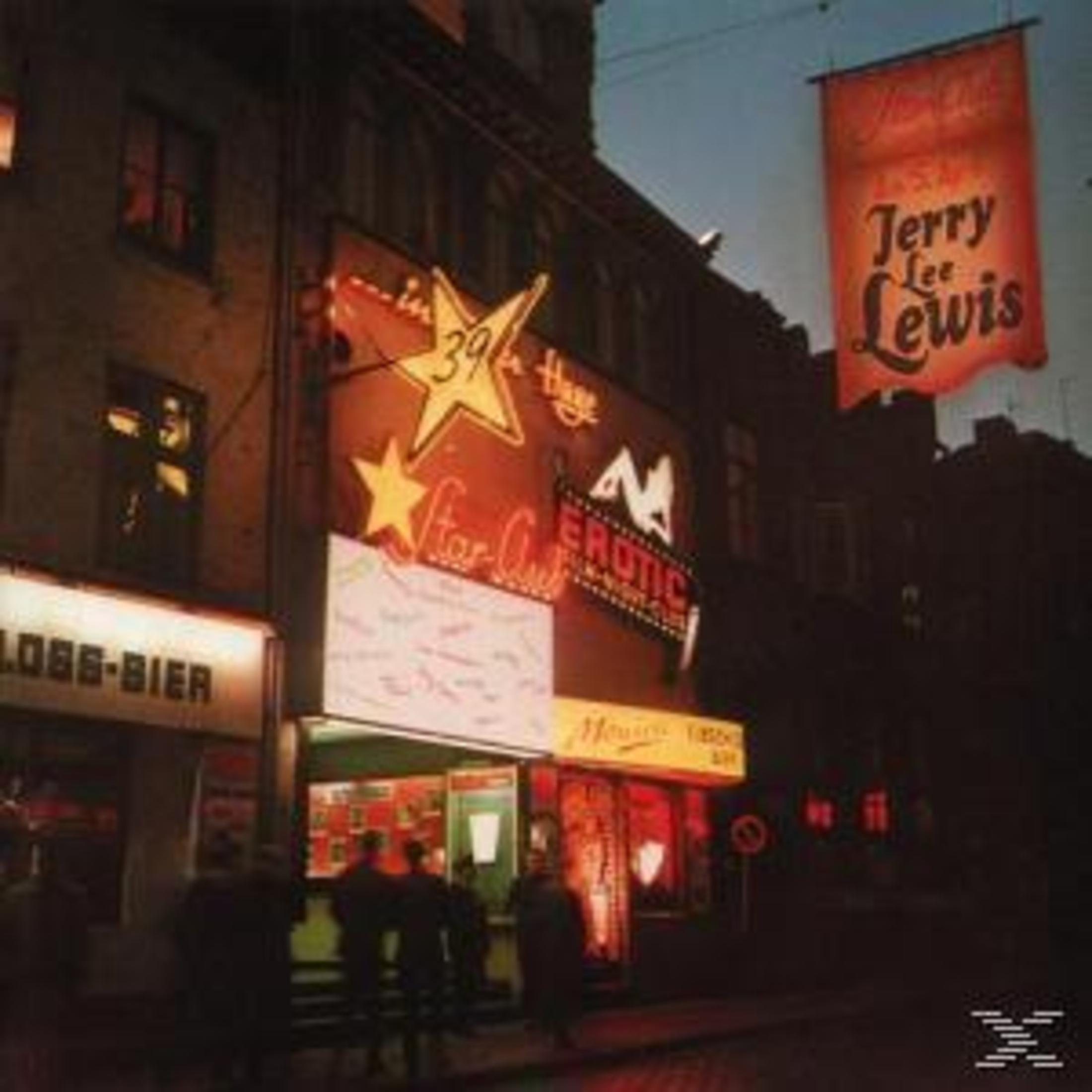 Nachtszenen einer Straße mit Neonreklamen für 'Star Club' und 'Erotic'. Ein Banner von Jerry Lee Lewis hängt. Silhouetten von Menschen.