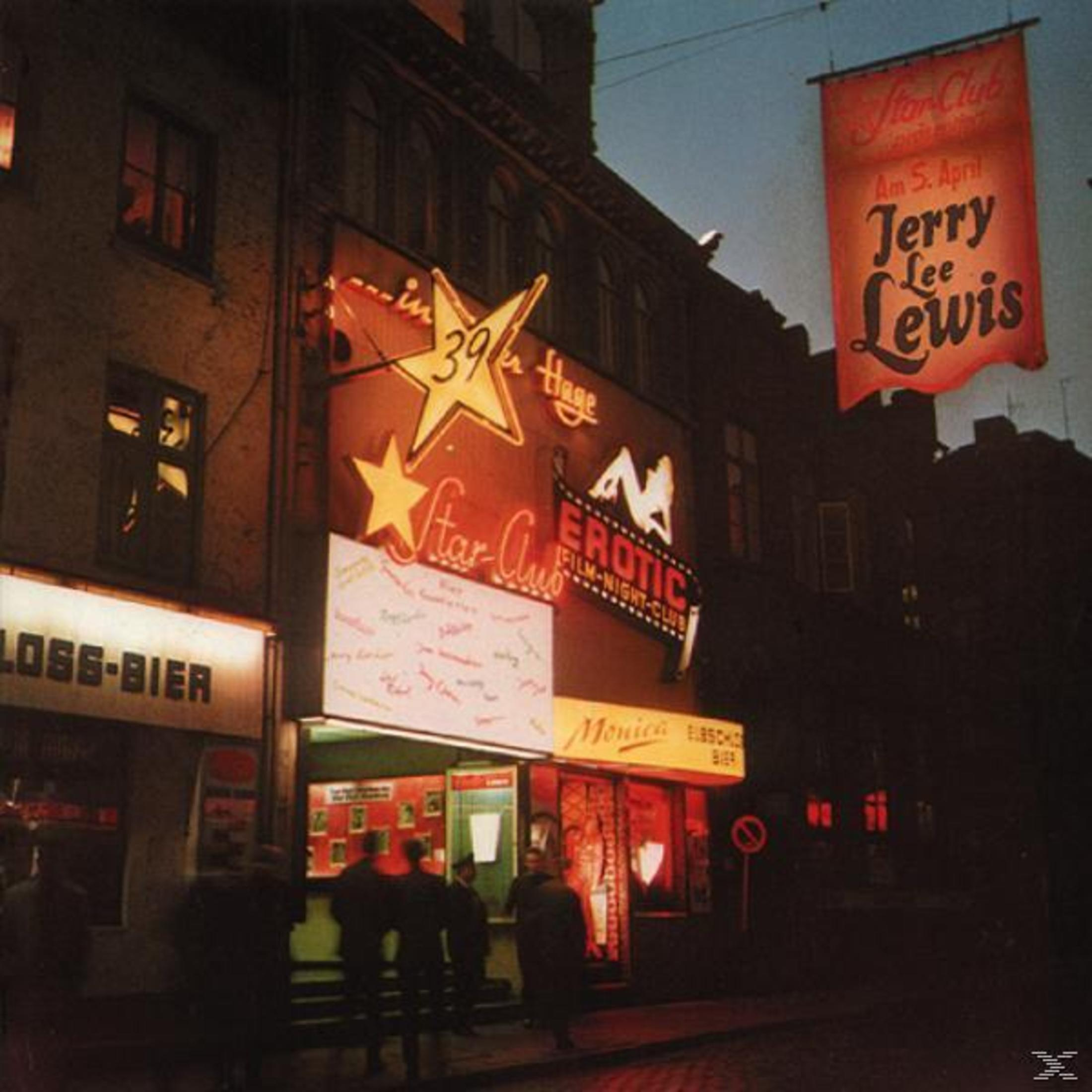 Nachtszenen mit beleuchteten Schildern für Star Club und Jerry Lee Lewis. Menschen stehen vor einem Gebäude mit einer Bar.