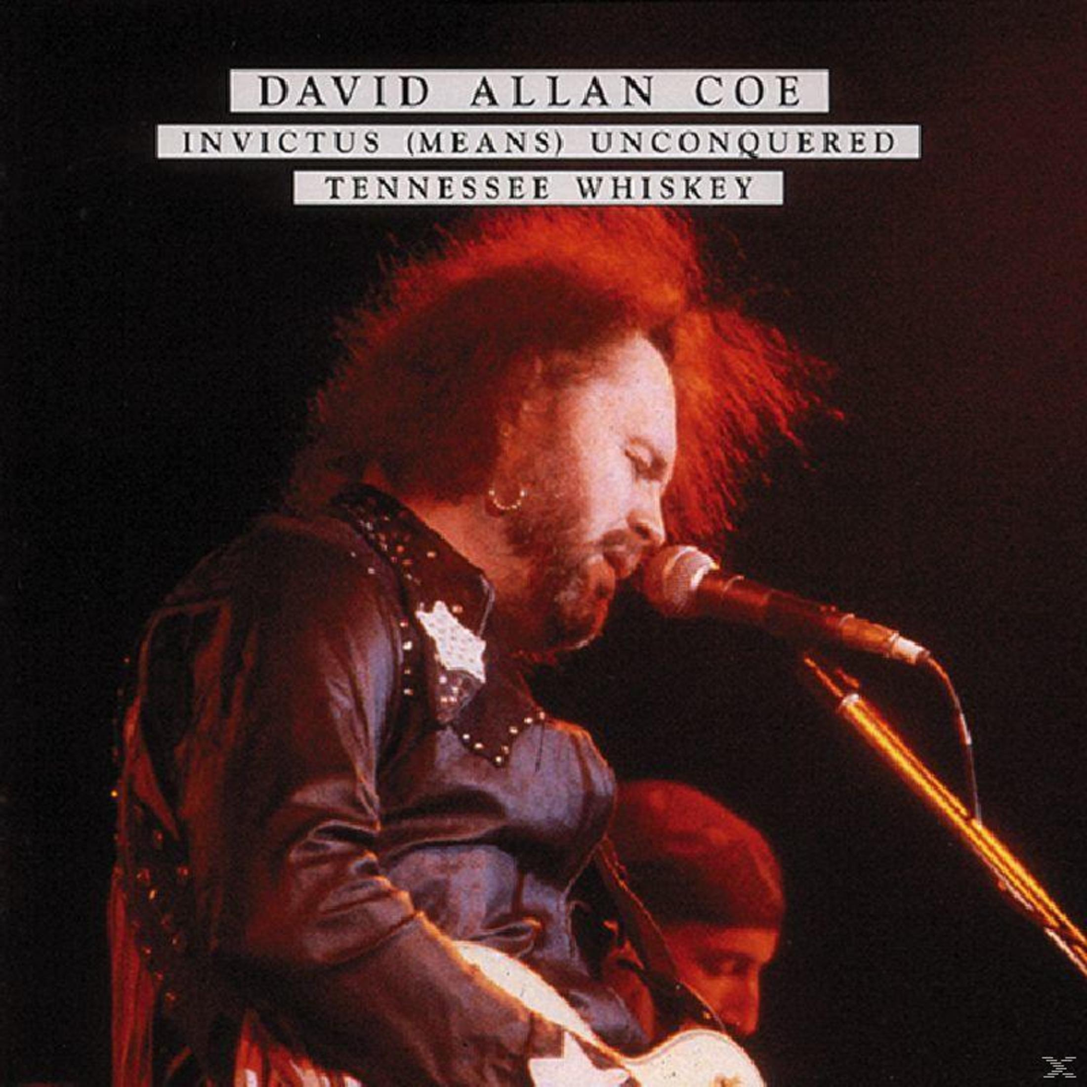 David Allan Coe singt in ein Mikrofon und spielt Gitarre. Auf dem Albumcover steht 'Invictus Unconquered Tennessee Whiskey'.