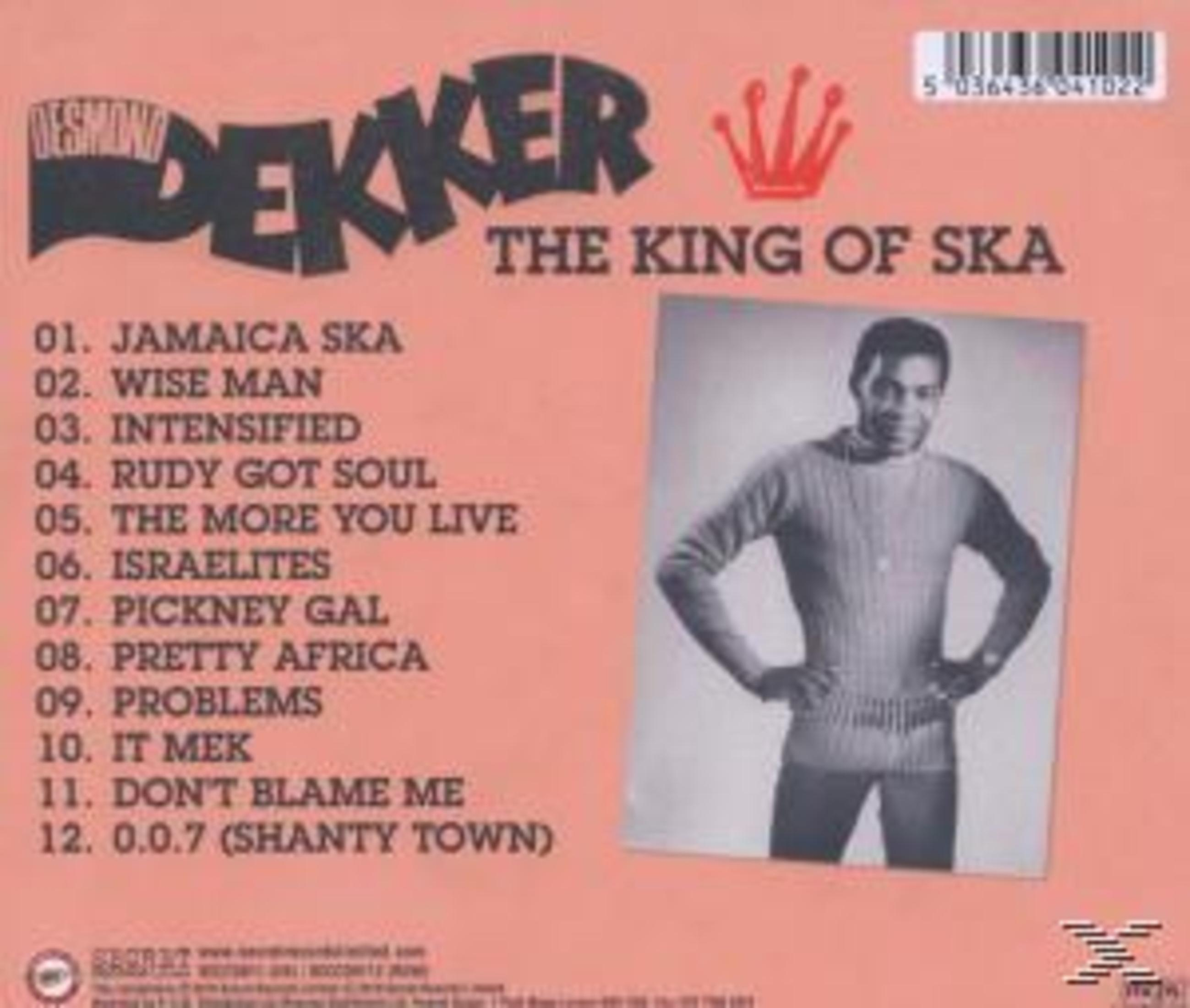 Albumcover: Desmond Dekker, The King of Ska. Enthält ein Graustufenbild eines Mannes und eine Titelliste auf rosa Hintergrund.