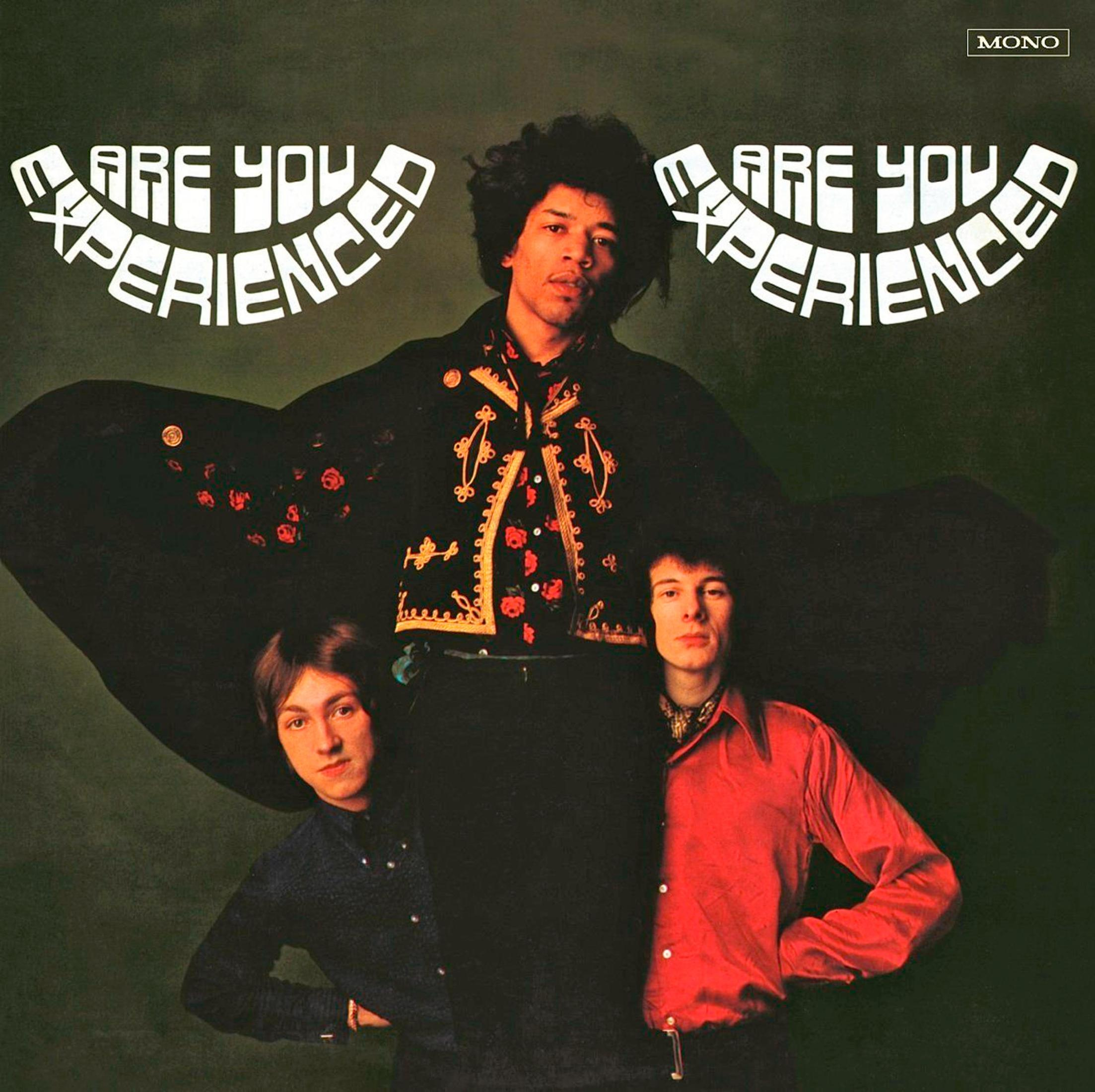 Albumcover mit drei Männern. Jimi Hendrix in der Mitte, mit einem verzierten Mantel. Der Albumtitel "Are You Experienced" steht oben.