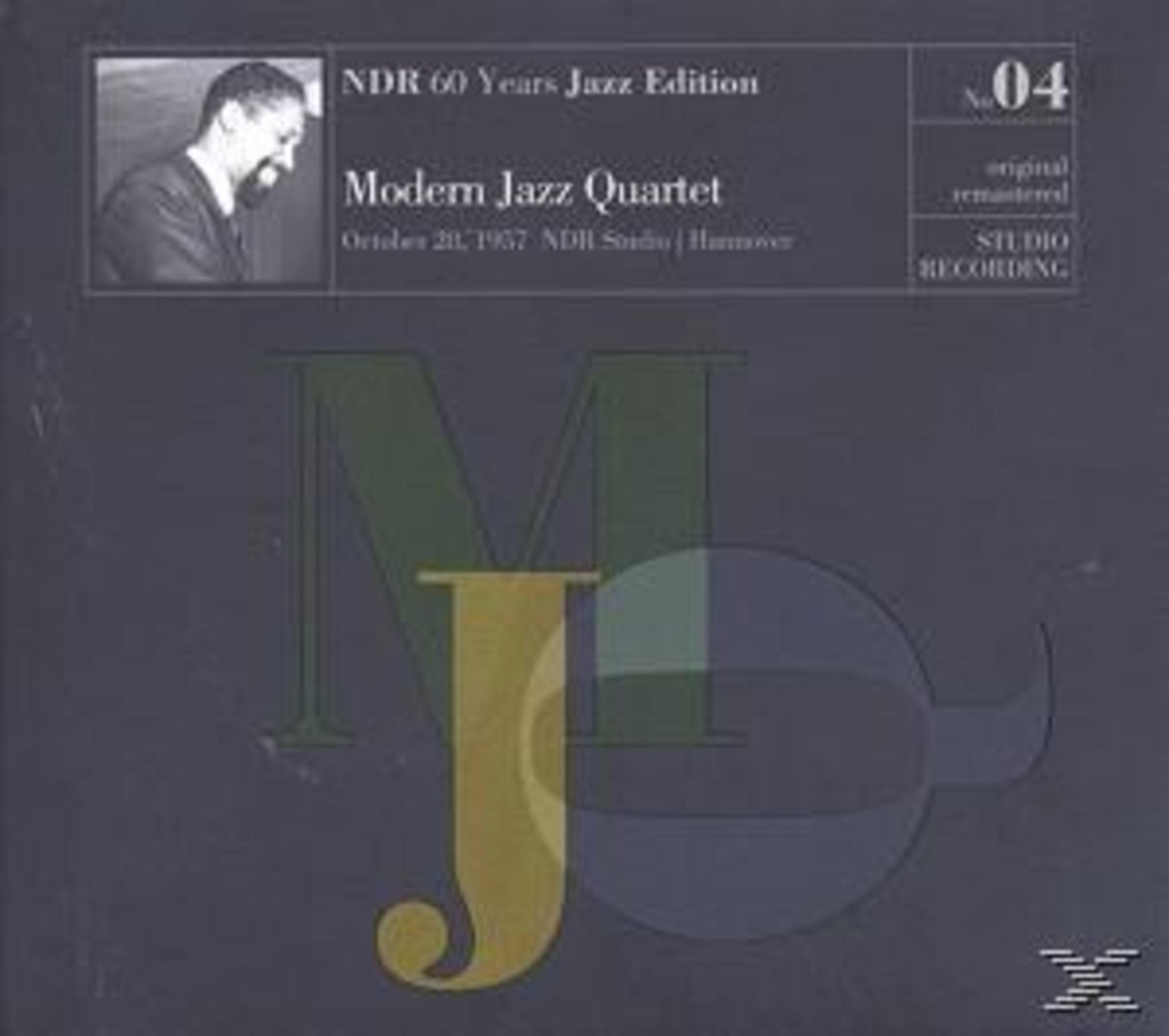Albumcover: The Modern Jazz Quartet, mit Foto eines Mannes, Text und stilisierten Buchstaben MJ. Dunkelblauer Hintergrund.