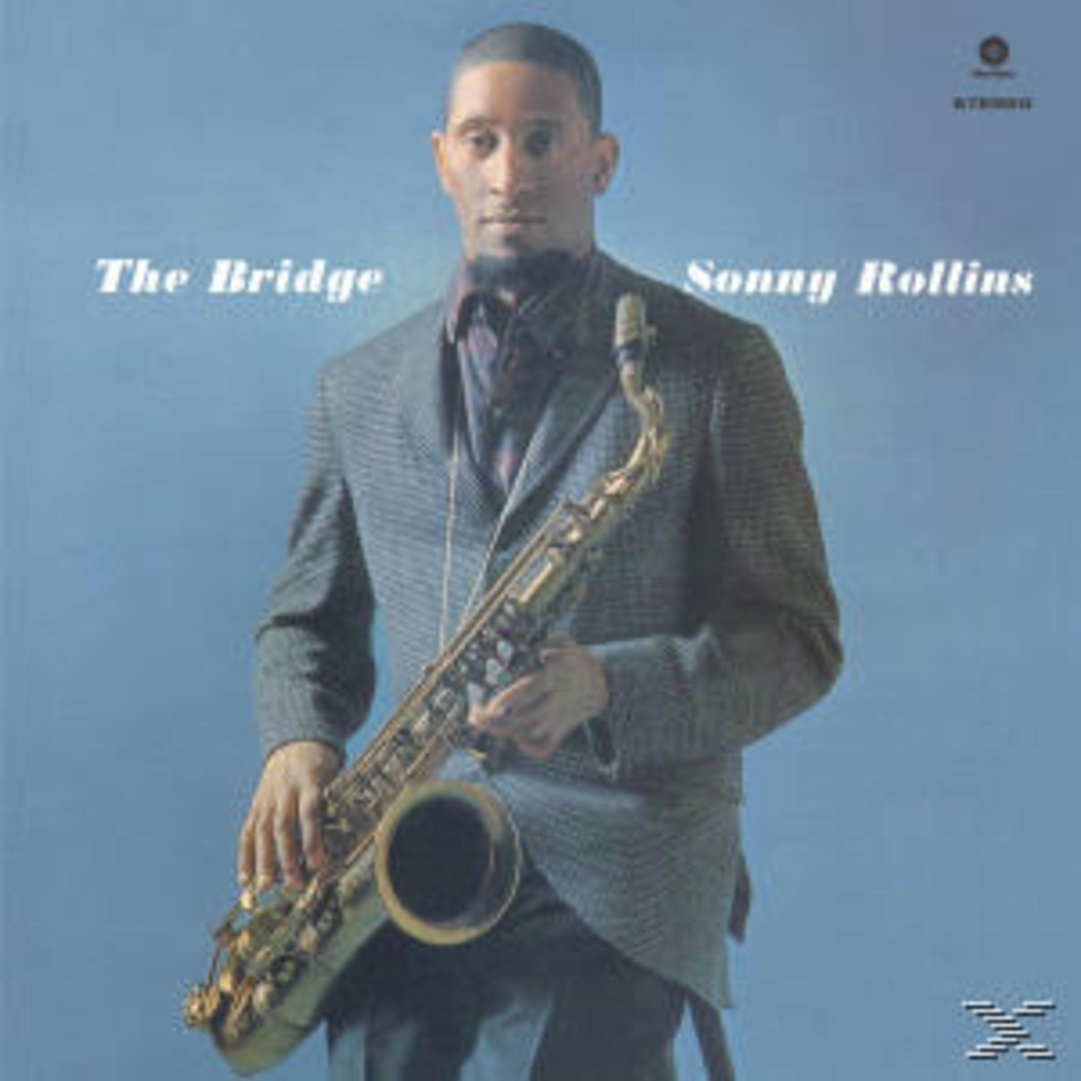 Albumcover mit Sonny Rollins mit Saxophon. Titel: The Bridge. Hintergrund hellblau.