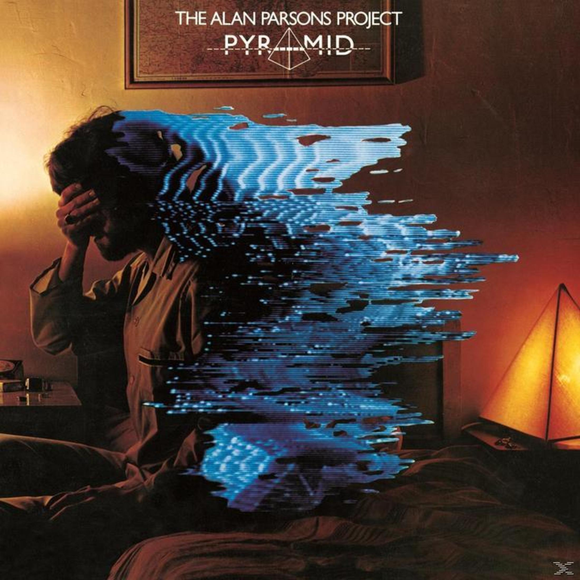 Albumhoes. Man in kamer, blauw digitaal effect. Piramide lamp, tekst 'The Alan Parsons Project Pyramid' bovenaan.