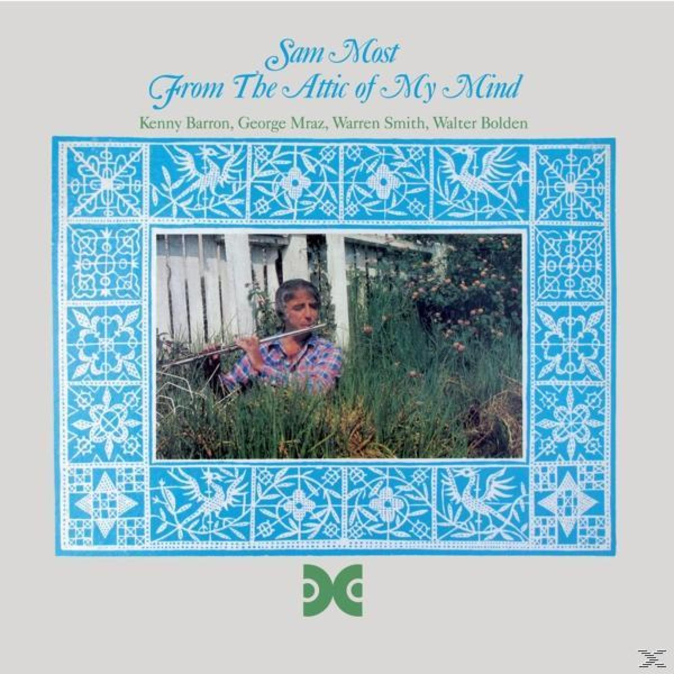 Albumcover mit einem Mann, der inmitten von Grün eine Flöte spielt. Titel: Sam Most From The Attic of My Mind. Blauer Rand mit weißen Designs.