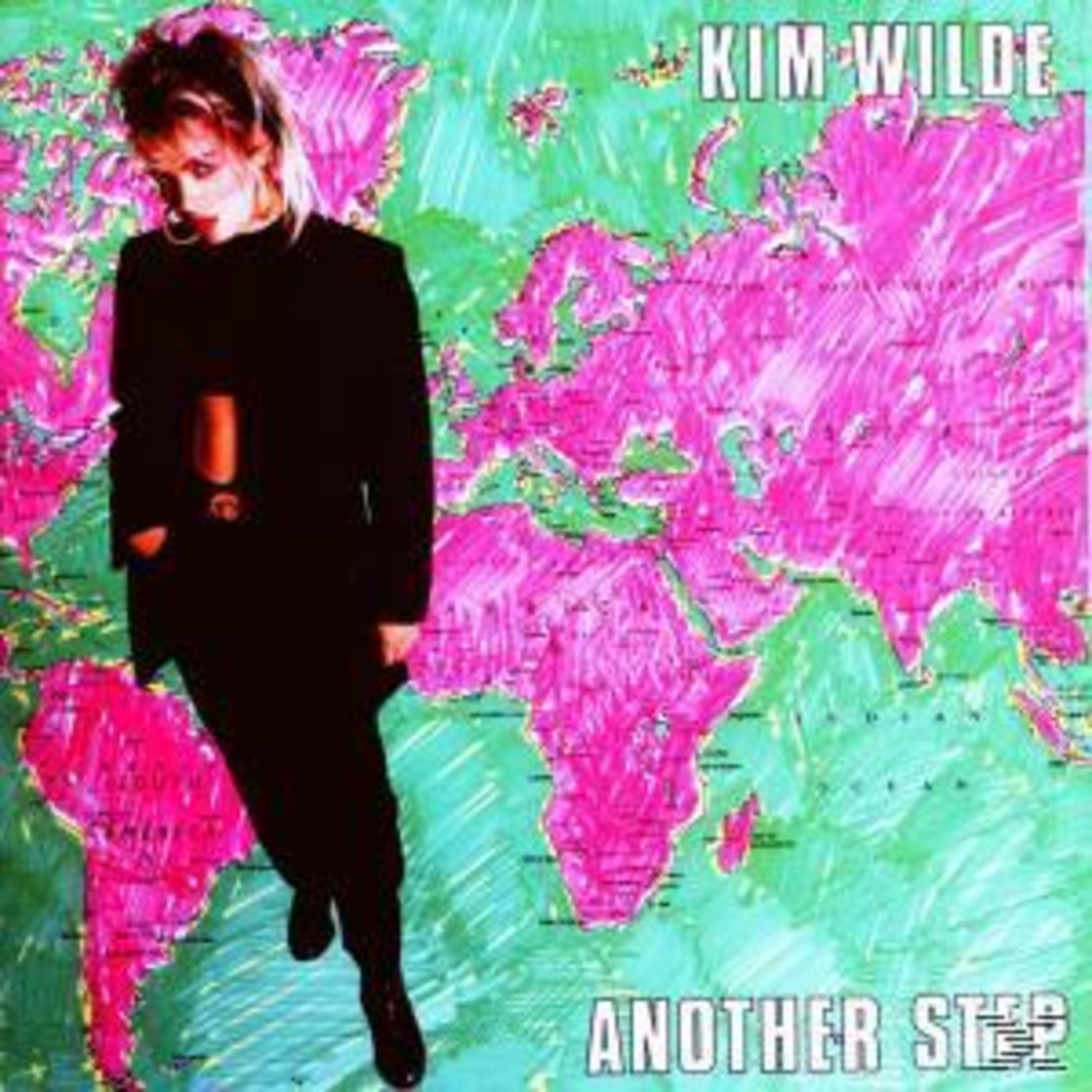 Albumcover: Kim Wilde steht vor einer Weltkarte. Pinke Kontinente auf blaugrünem Hintergrund. Titel: Another Step.