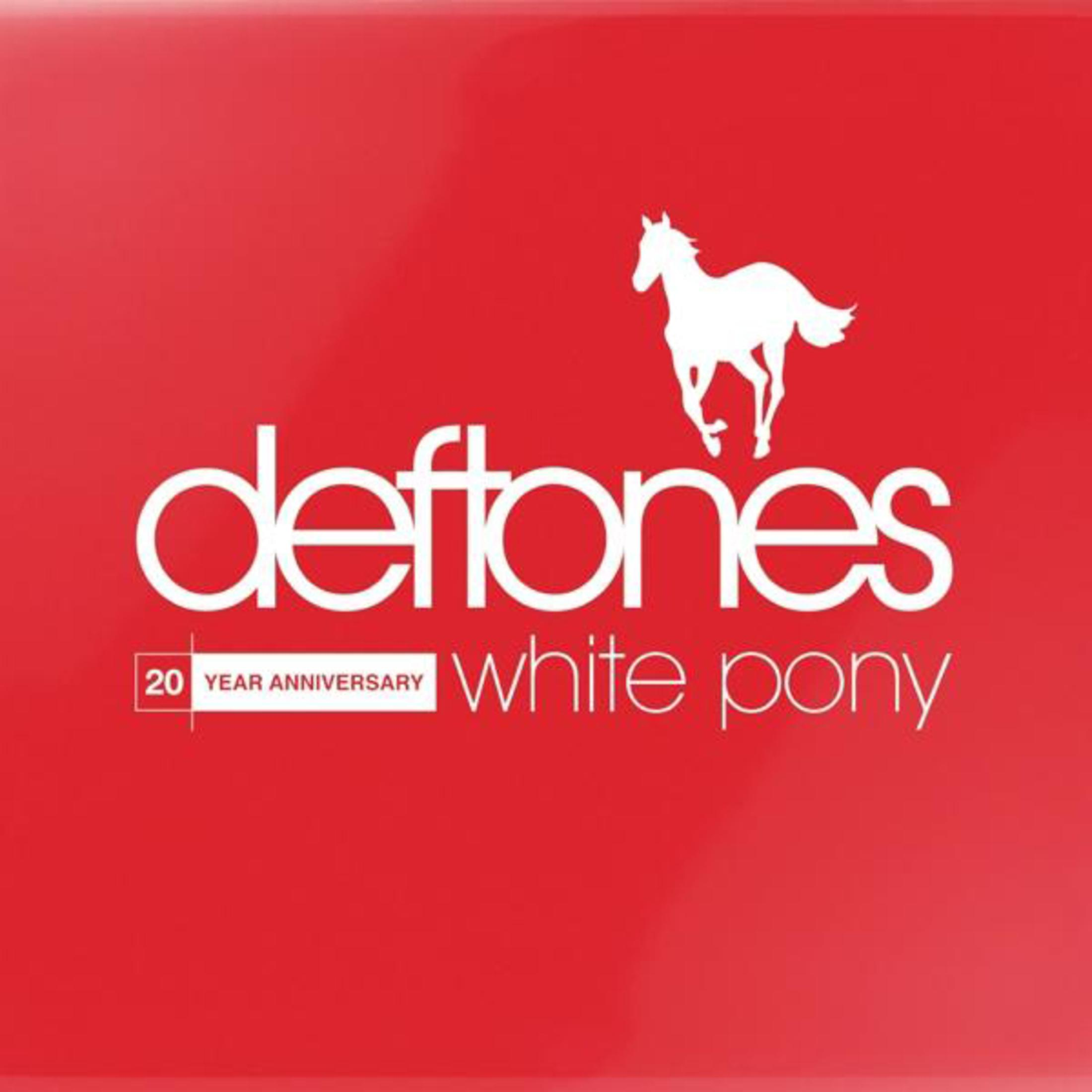 Sfondo rosso con testo bianco 'deftones' e 'white pony'. Una grafica di cavallo bianco è sopra il testo 'white pony'.