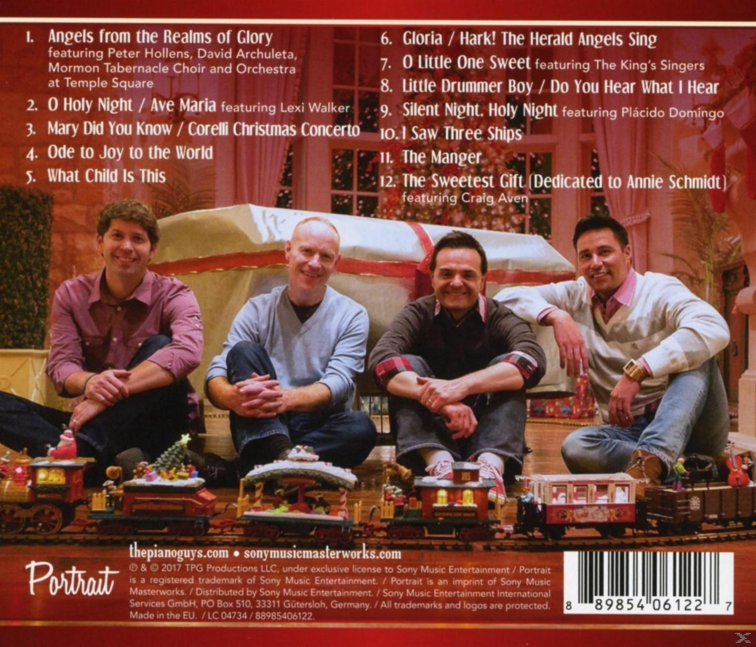 Vier Männer vor einer Spielzeugeisenbahn. Albumcover mit Titelliste. Roter Hintergrund. Weihnachtsthema.