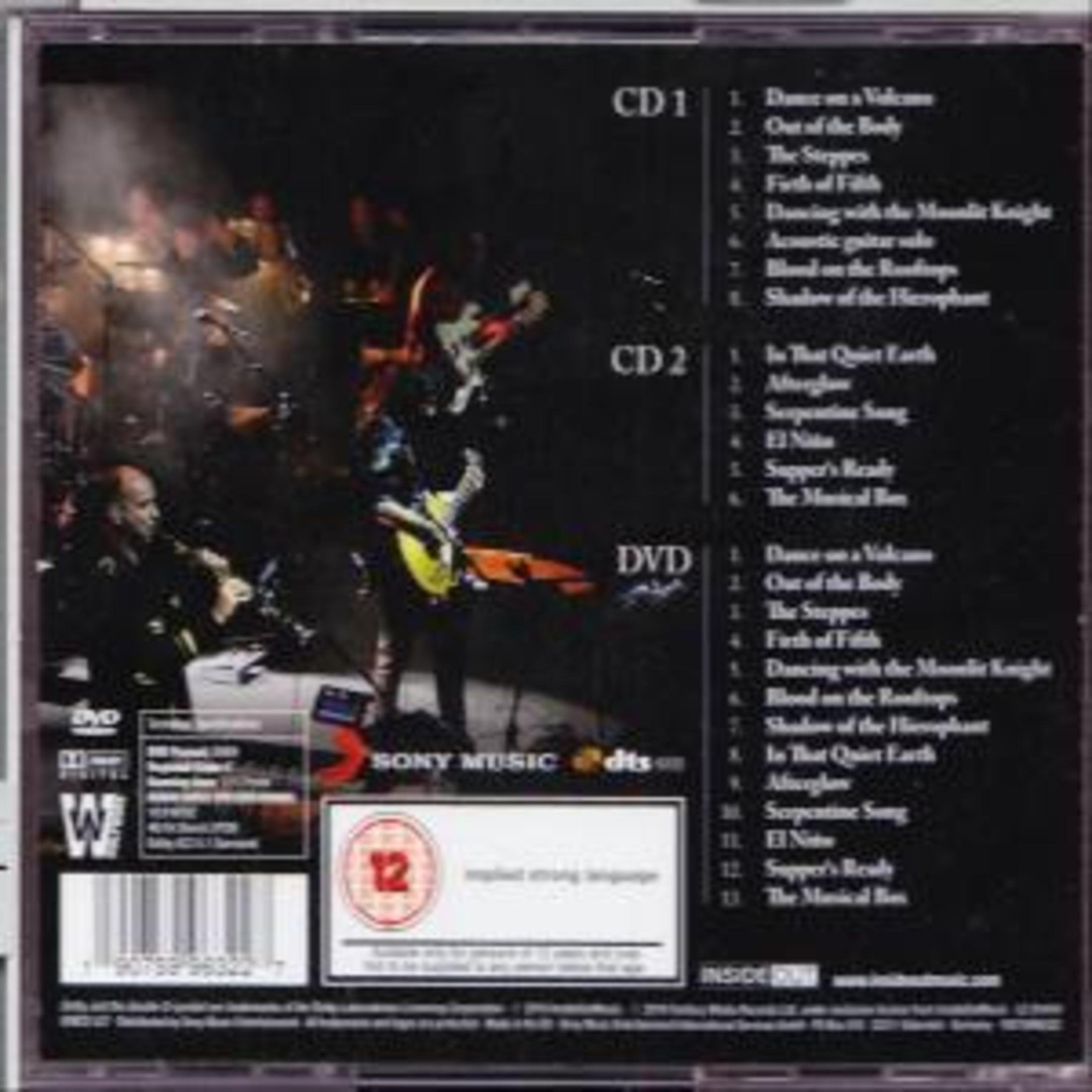 CD-Cover mit einer Band, die auf der Bühne auftritt, einschließlich eines Gitarristen. Titelliste und Bewertungssymbol sichtbar.