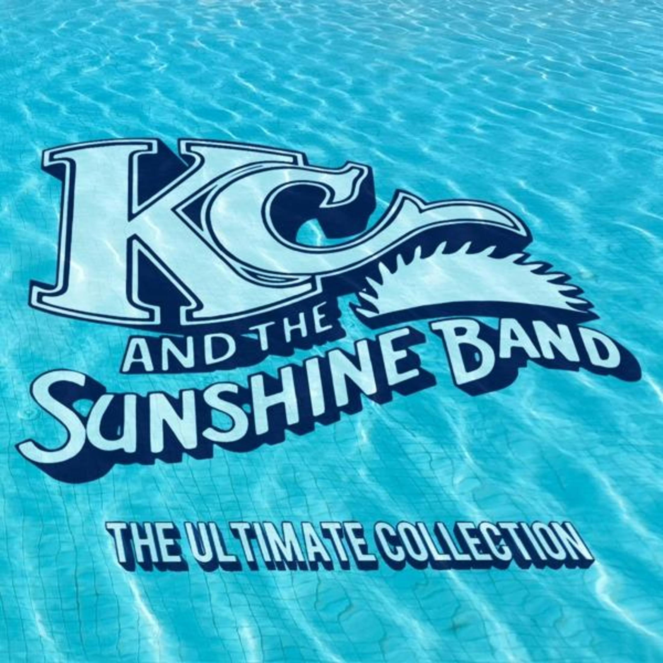 Logo di KC and the Sunshine Band sull'acqua. Dice 'KC and the Sunshine Band' con 'The Ultimate Collection'.