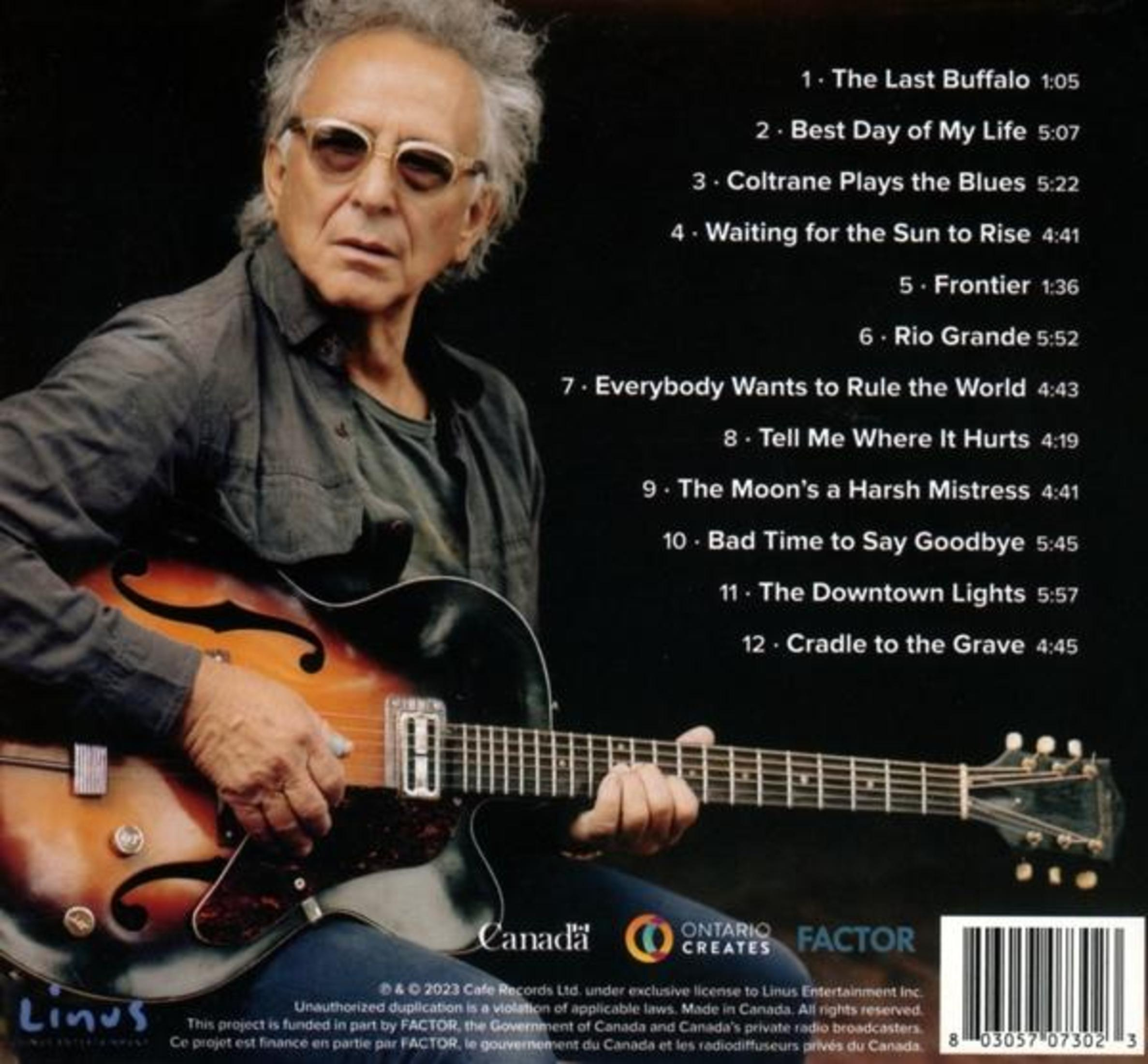 Mann mit Sonnenbrille spielt Gitarre. Albumcover mit Titelliste und Logos. Der Hintergrund ist schwarz.
