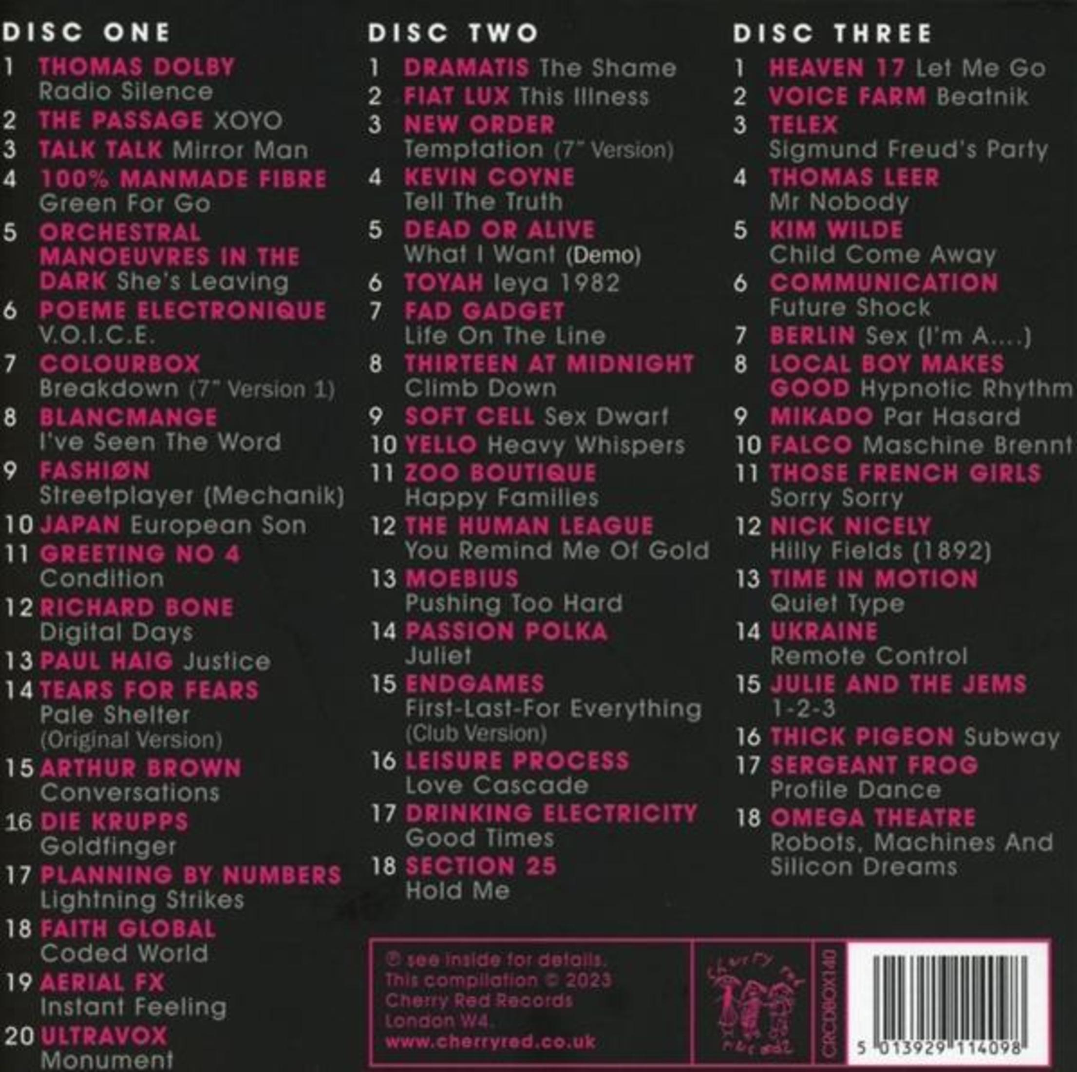 Tekst geeft songtitels en artiesten weer op een donkere achtergrond. Drie kolommen, elk met de kop 'Disc', presenteren de muziek.