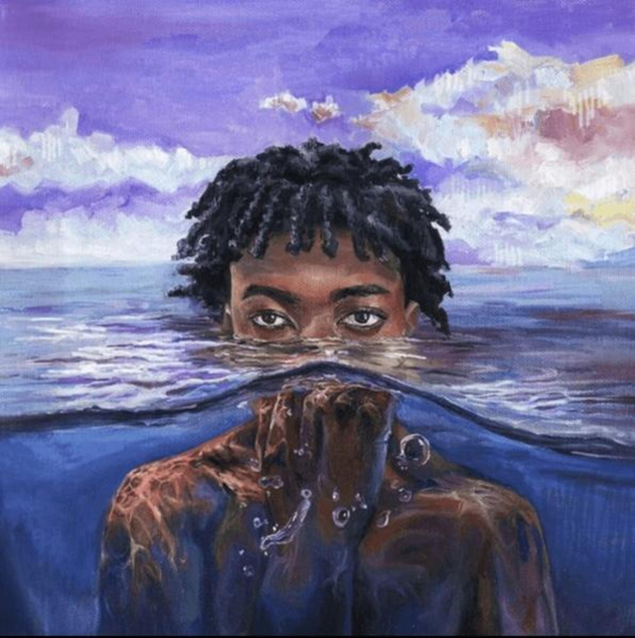 La testa e le spalle di una persona emergono dall'acqua. Il cielo è viola con nuvole bianche. La persona ha la pelle scura e occhi scuri.