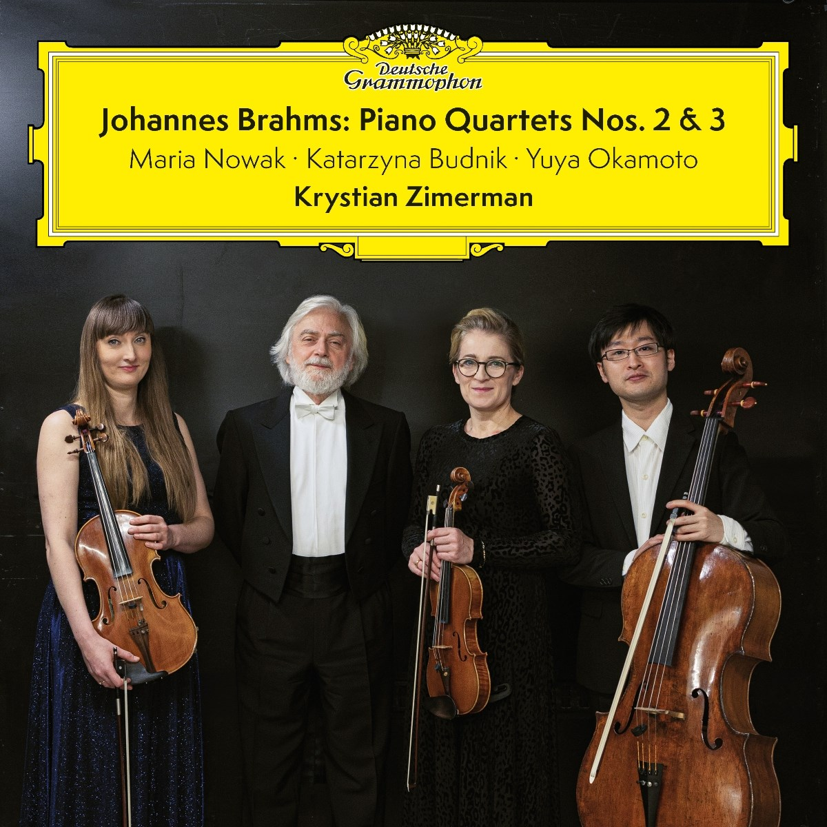 Quattro musicisti posano con strumenti. Un violino, una viola, un violoncello. La copertina recita Johannes Brahms: Piano Quartets Nos. 2 & 3.