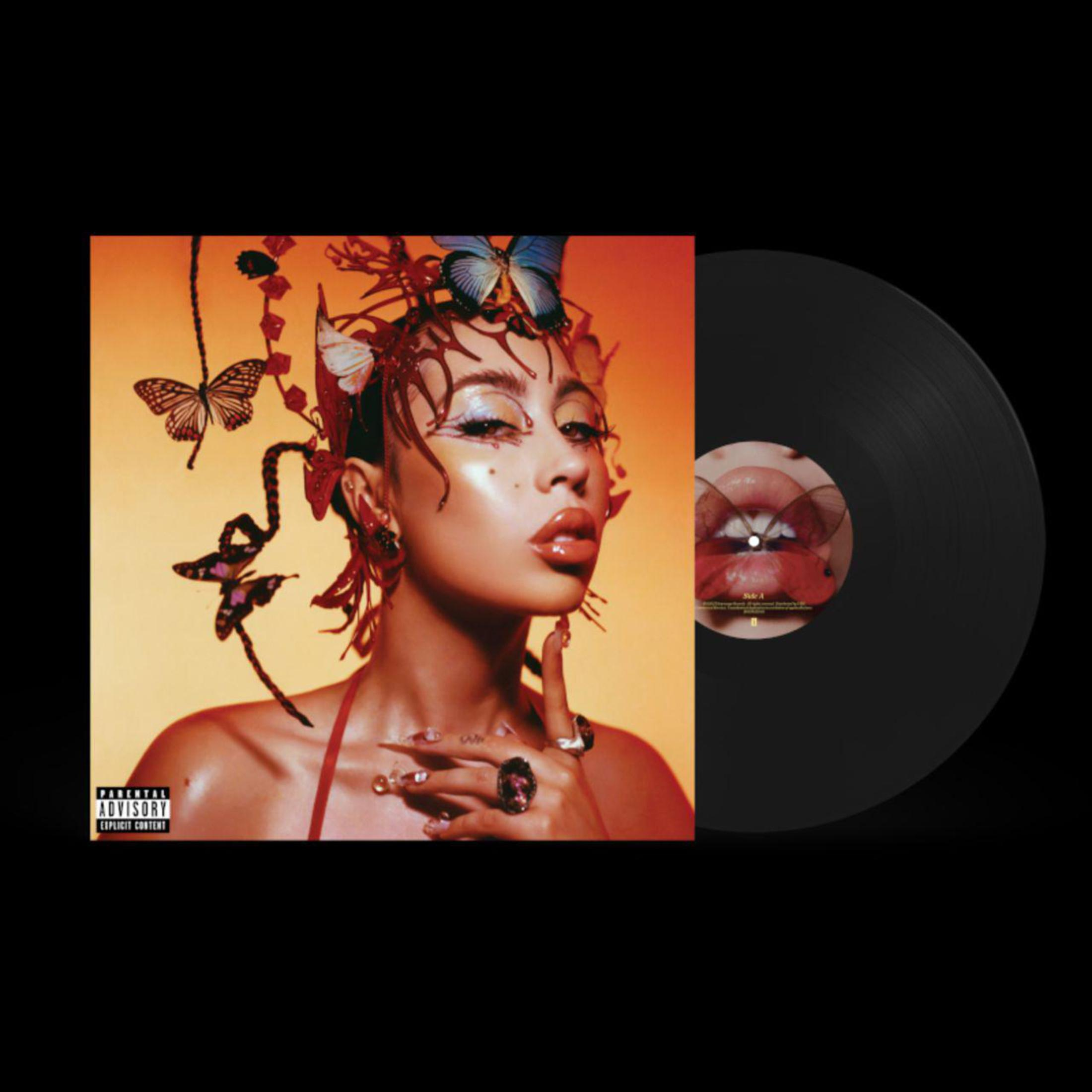 Copertina dell'album con una donna con decorazioni a farfalla. Un vinile è a destra. Avviso per i genitori.