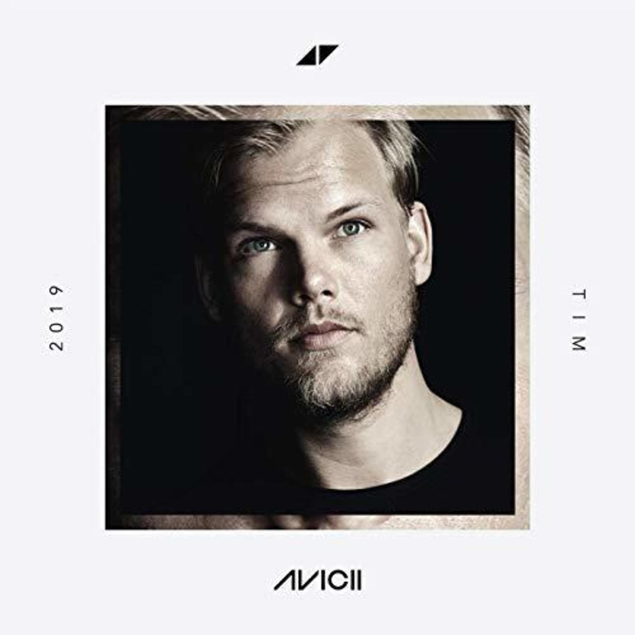 Copertina dell'album di Avicii, intitolato 'TIM' (2019). Presenta un ritratto di un uomo con barba, sfondo nero e logo Avicii.
