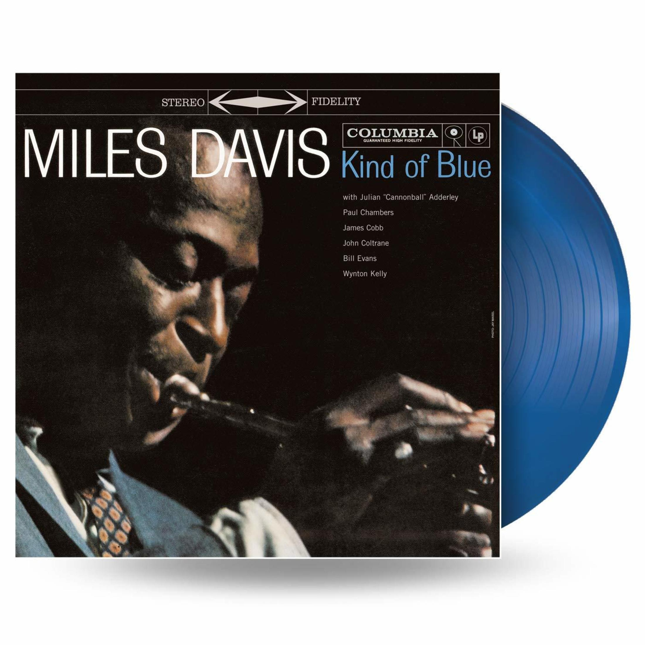Copertina dell'album Kind of Blue di Miles Davis. Presenta un'immagine scura di Davis che suona la tromba e un disco in vinile blu.