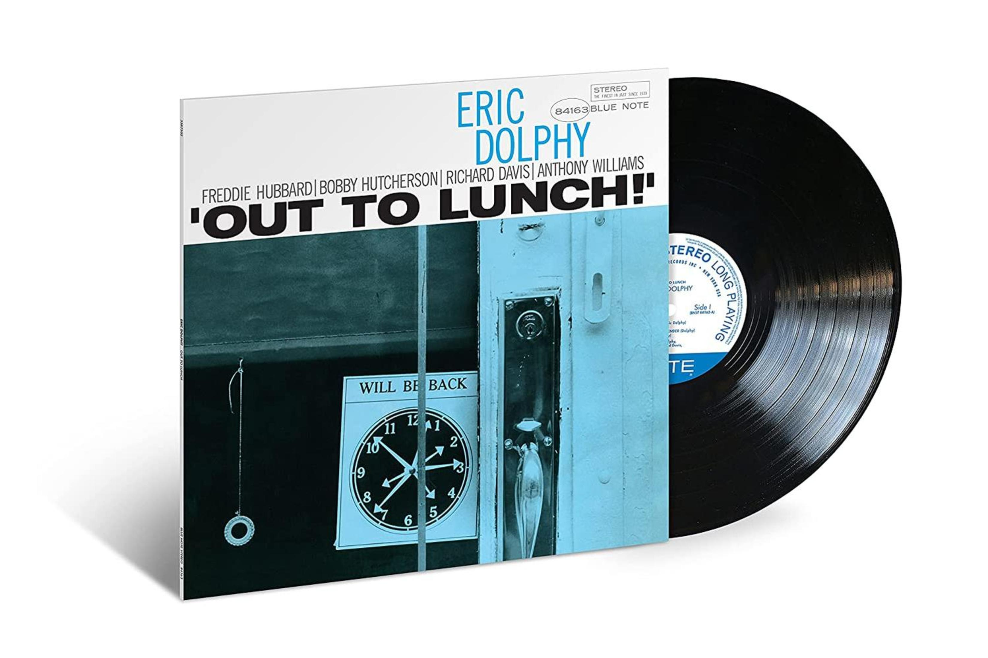 Copertina dell'album 'Out to Lunch!' di Eric Dolphy, con un disco in vinile nero a destra. Un orologio segna l'1:00.