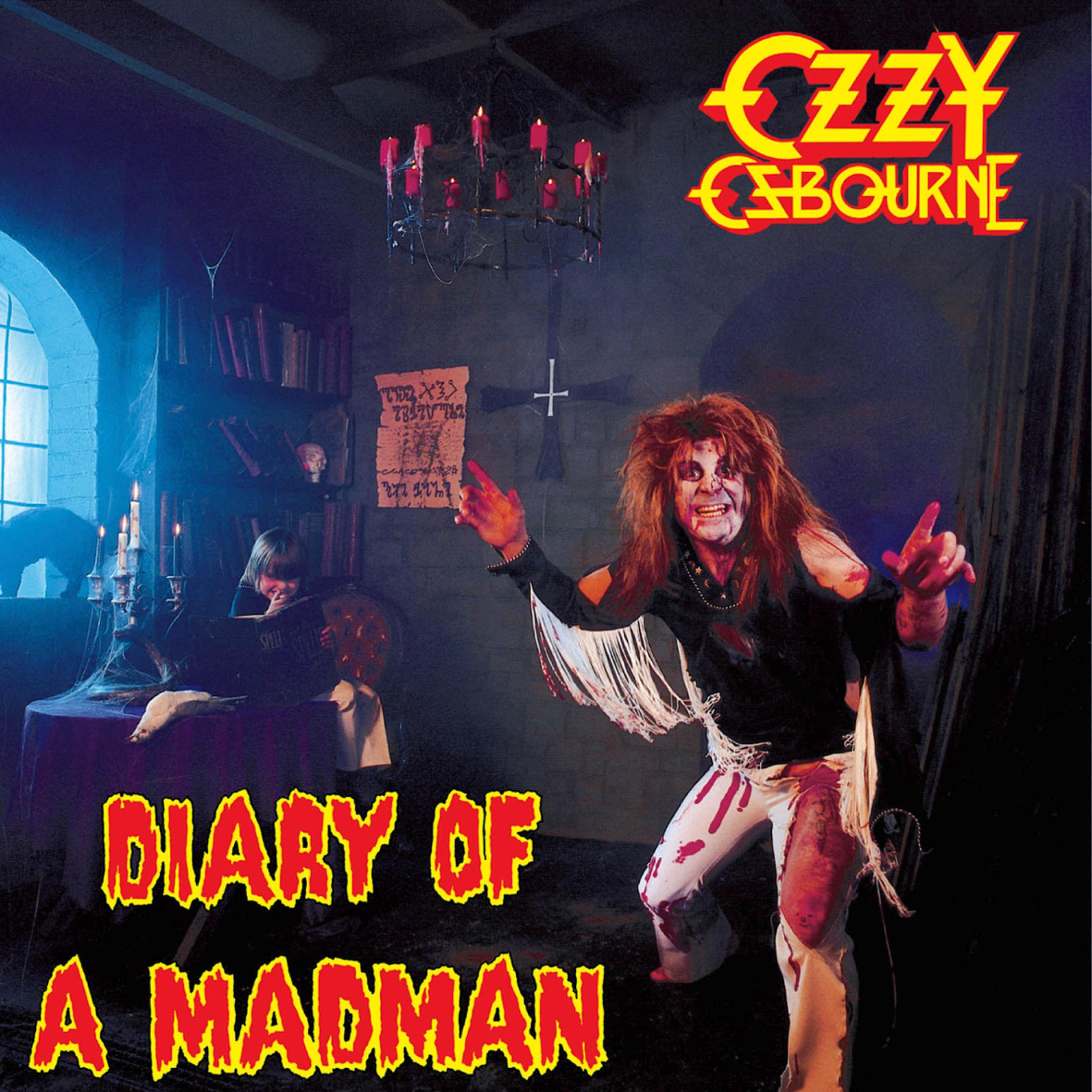 Ozzy Osbourne in una scena horror. Indossa abiti macchiati di sangue, con una croce e un bambino spettrale sullo sfondo.