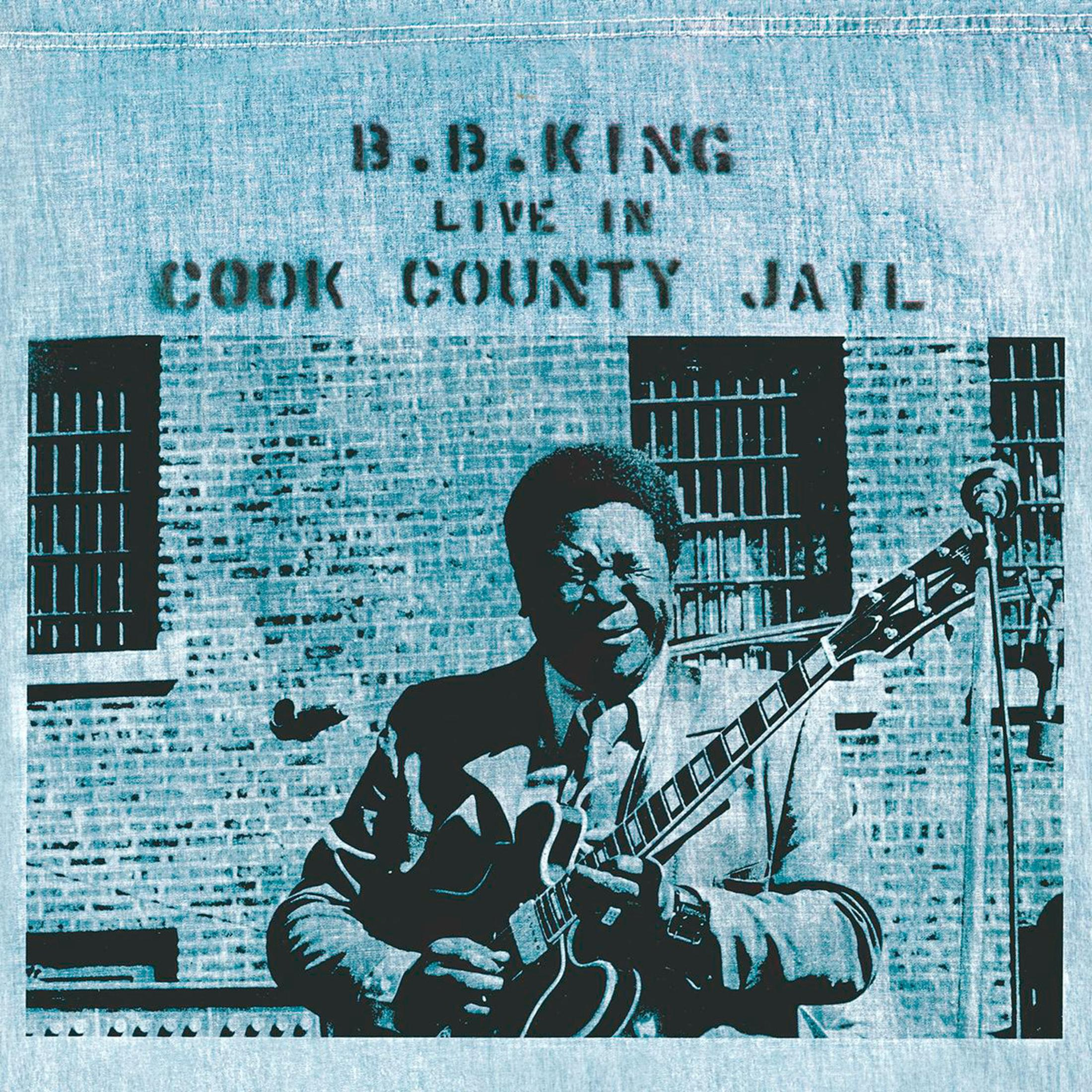 B.B. King che suona la chitarra nel Cook County Jail. L'immagine è in toni blu. Lo sfondo mostra un muro di mattoni e sbarre.