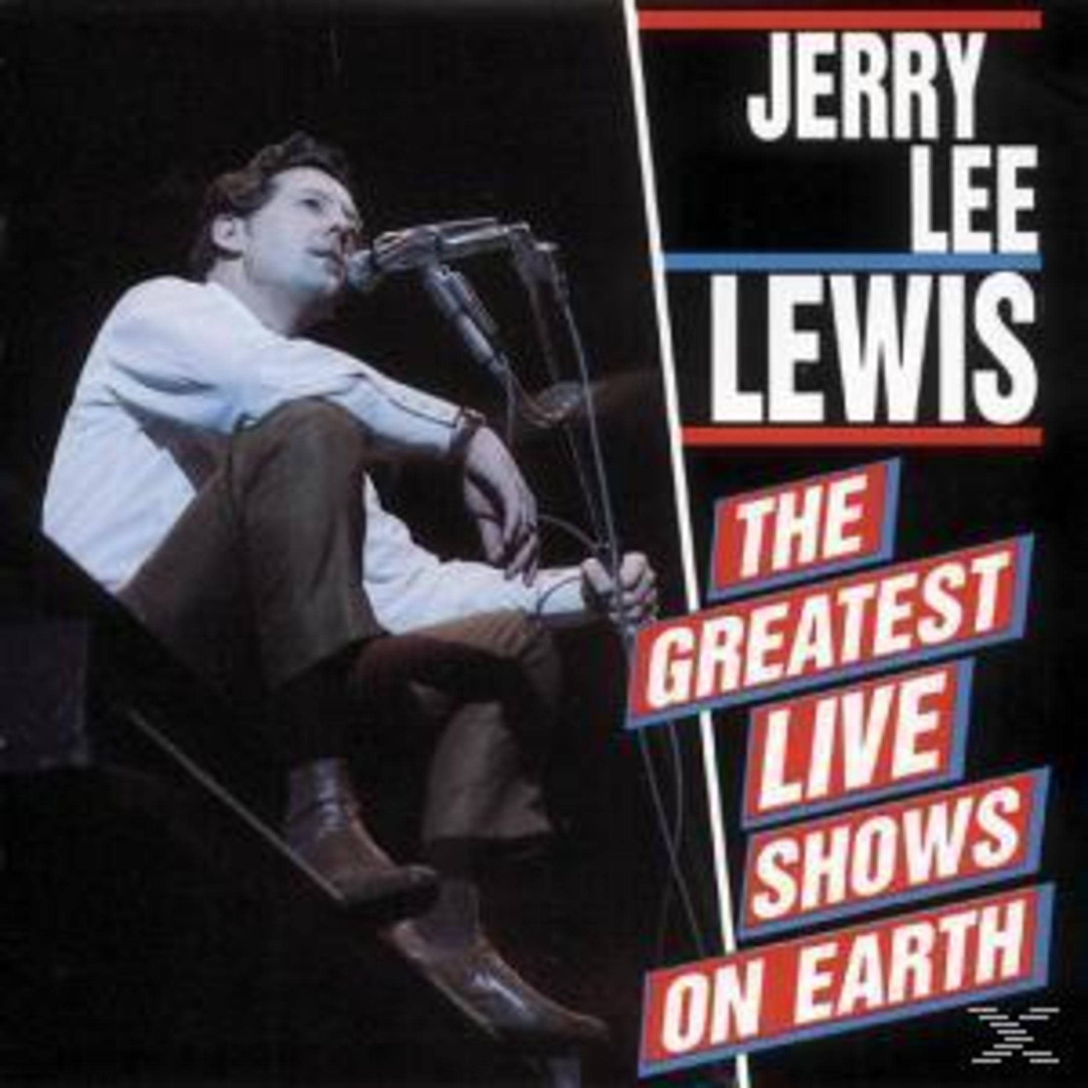 Jerry Lee Lewis auf der Bühne. Er trägt ein weißes Hemd und braune Hose. Text: 'The Greatest Live Shows On Earth'.