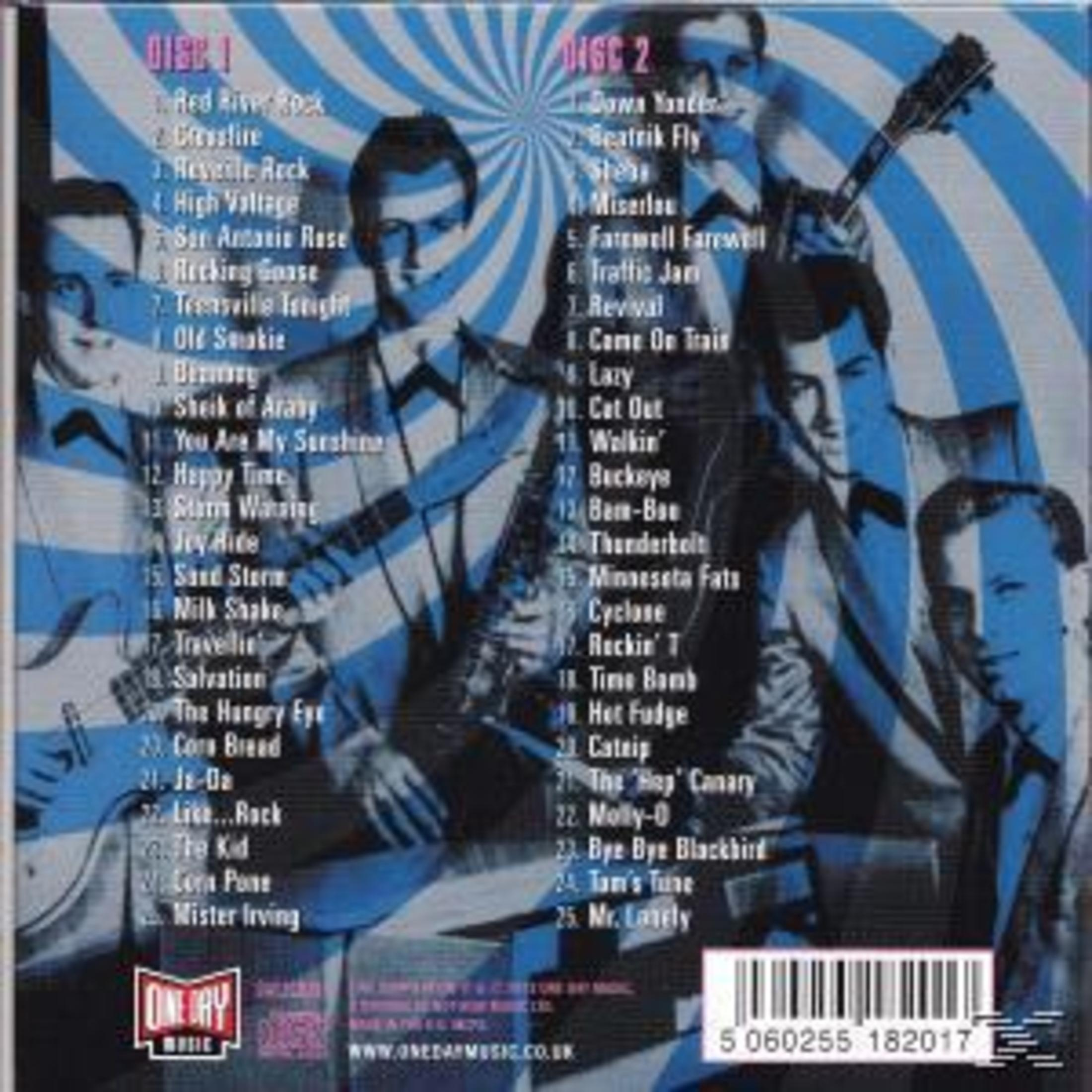 CD-Cover mit blau-weißem Hintergrund. Listet zwei Discs mit Songtiteln und Bandmitgliedern auf. Gesichter von Männern sind sichtbar.