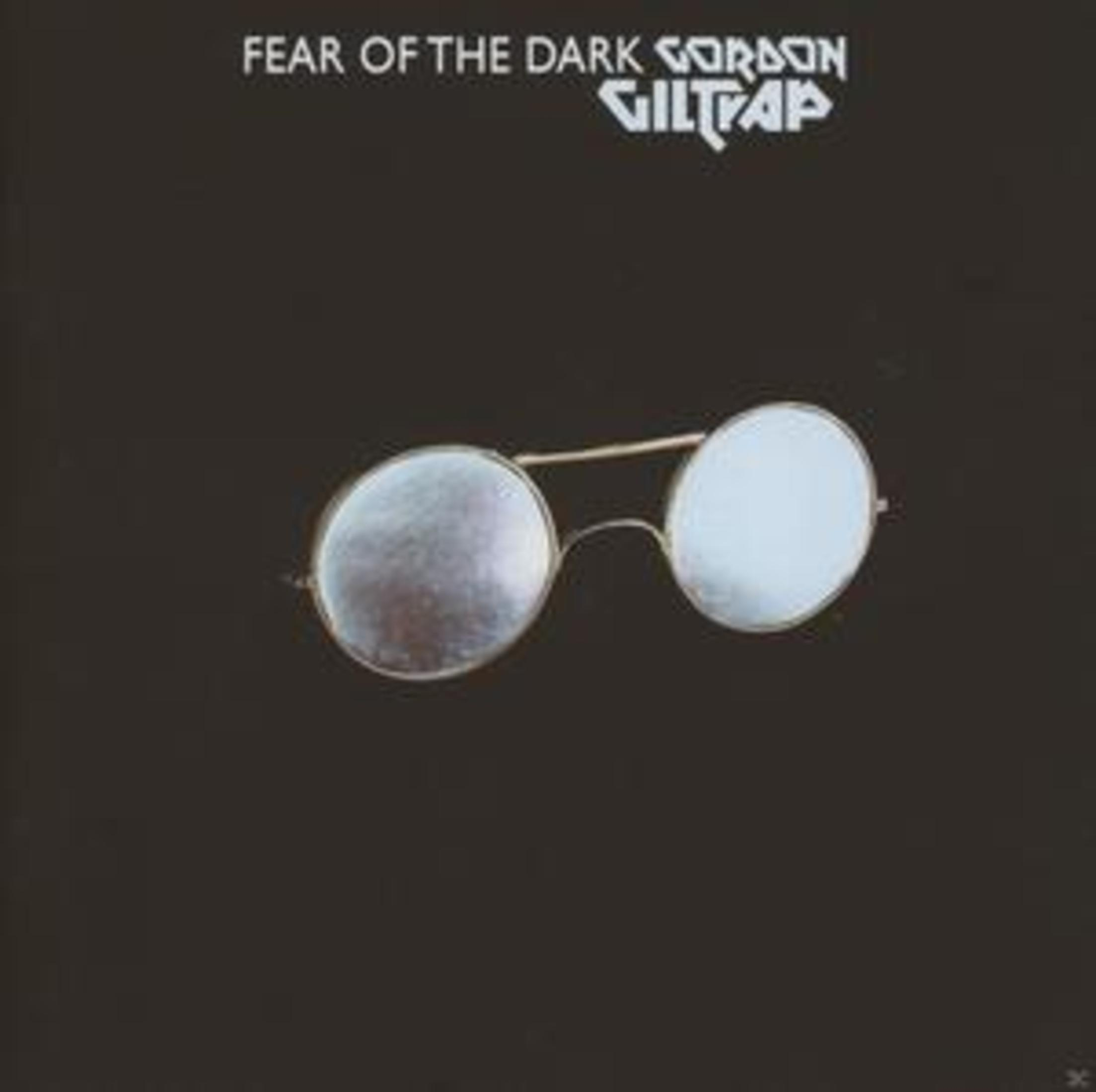 Albumcover: Runde Brille auf schwarzem Hintergrund. Text oben: Fear of the Dark Gordon Giltrap.
