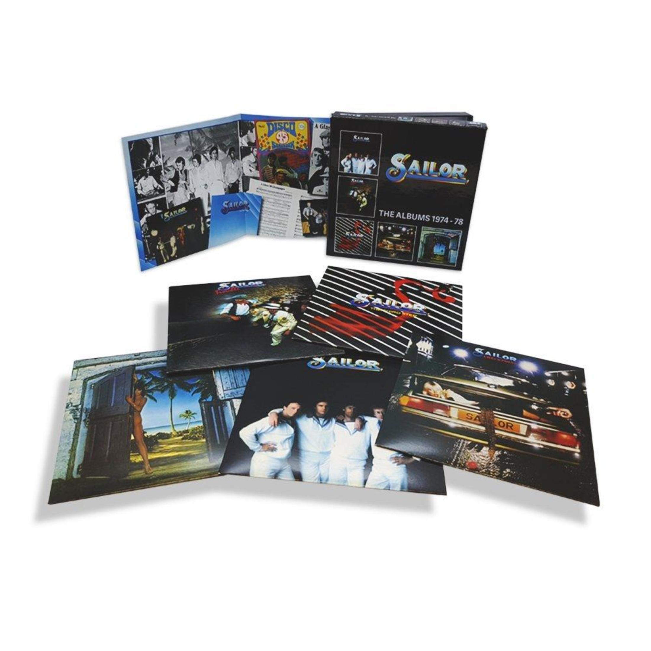 Eine Sammlung von Sailor-Bandalben. Enthält eine Box-Set und mehrere einzelne Albumcover mit verschiedenen Bildern und Designs.